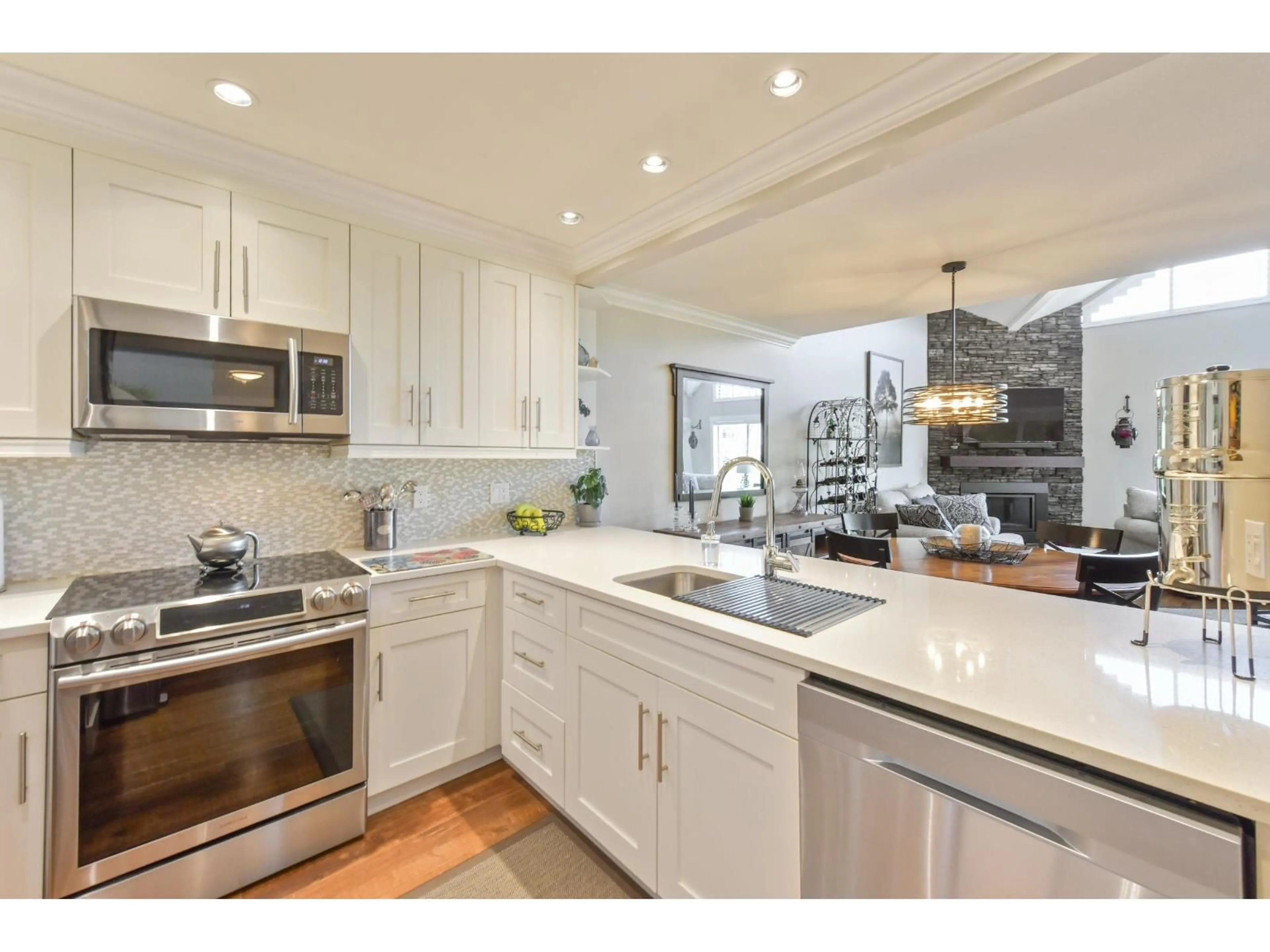 Open concept kitchen, ceramic/tile floor for 311 - 15270 17TH AVENUE, Surrey British Columbia V4A1T9