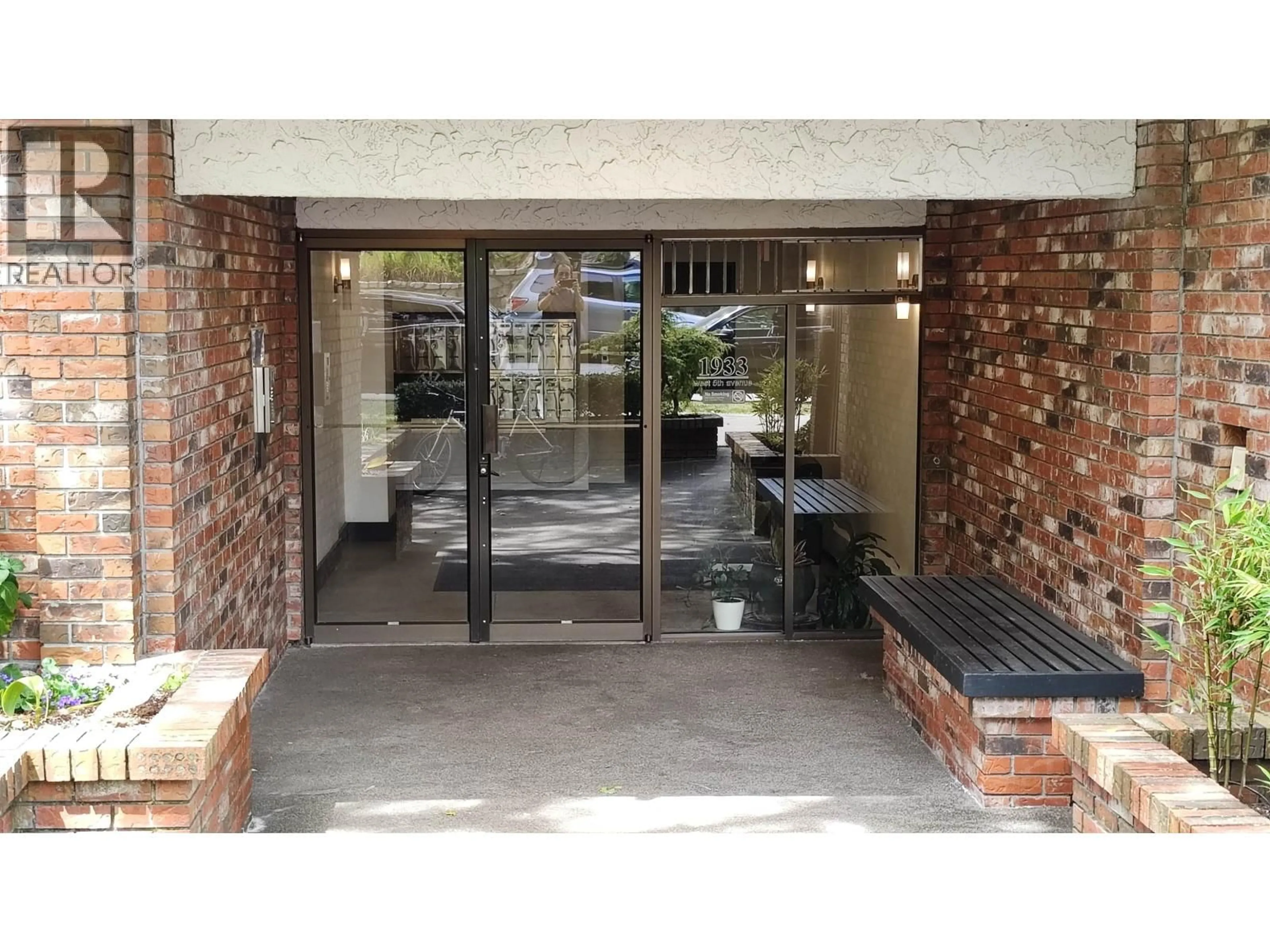 Indoor foyer for 202 - 1933 5TH AVENUE, Vancouver British Columbia V6J1P6
