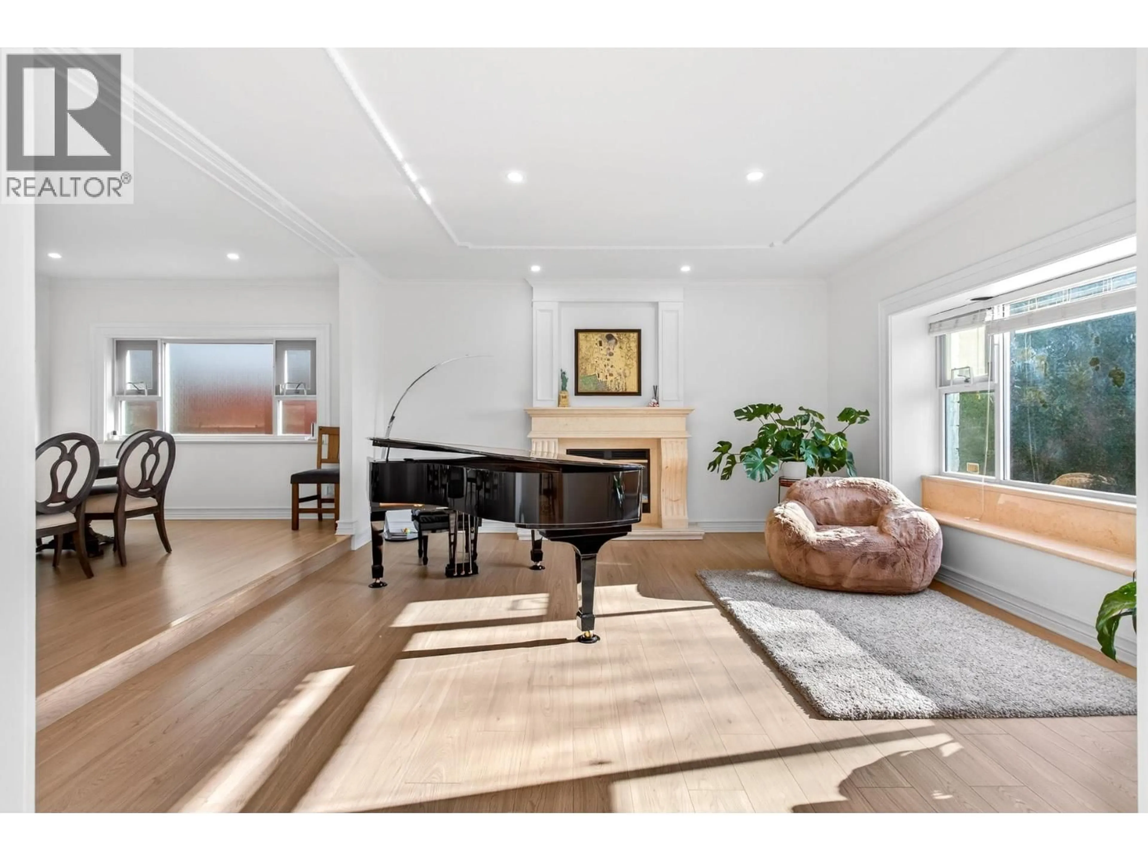 Living room with furniture, wood/laminate floor for 1369 55TH AVENUE, Vancouver British Columbia V6P1R3