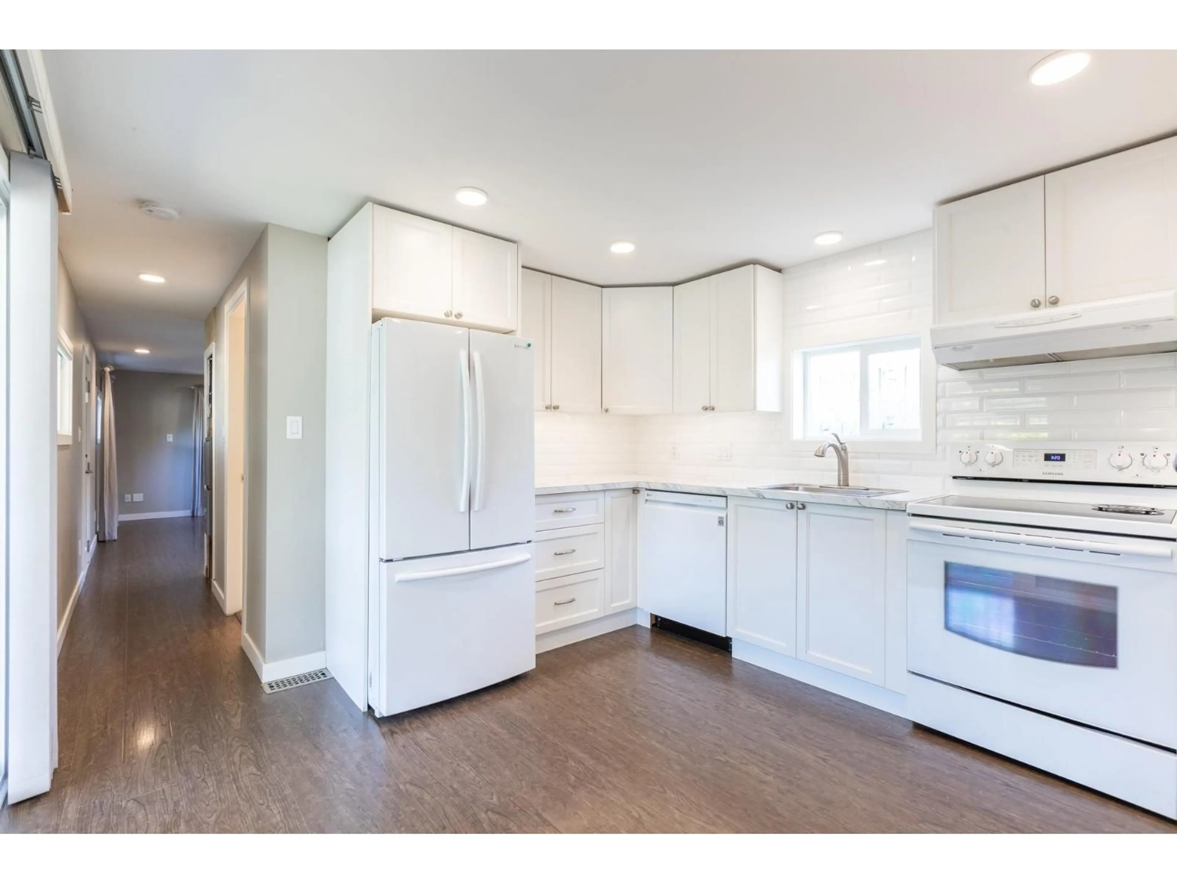 Open concept kitchen, wood/laminate floor for 80 - 1840 160 STREET, Surrey British Columbia V4A4X4