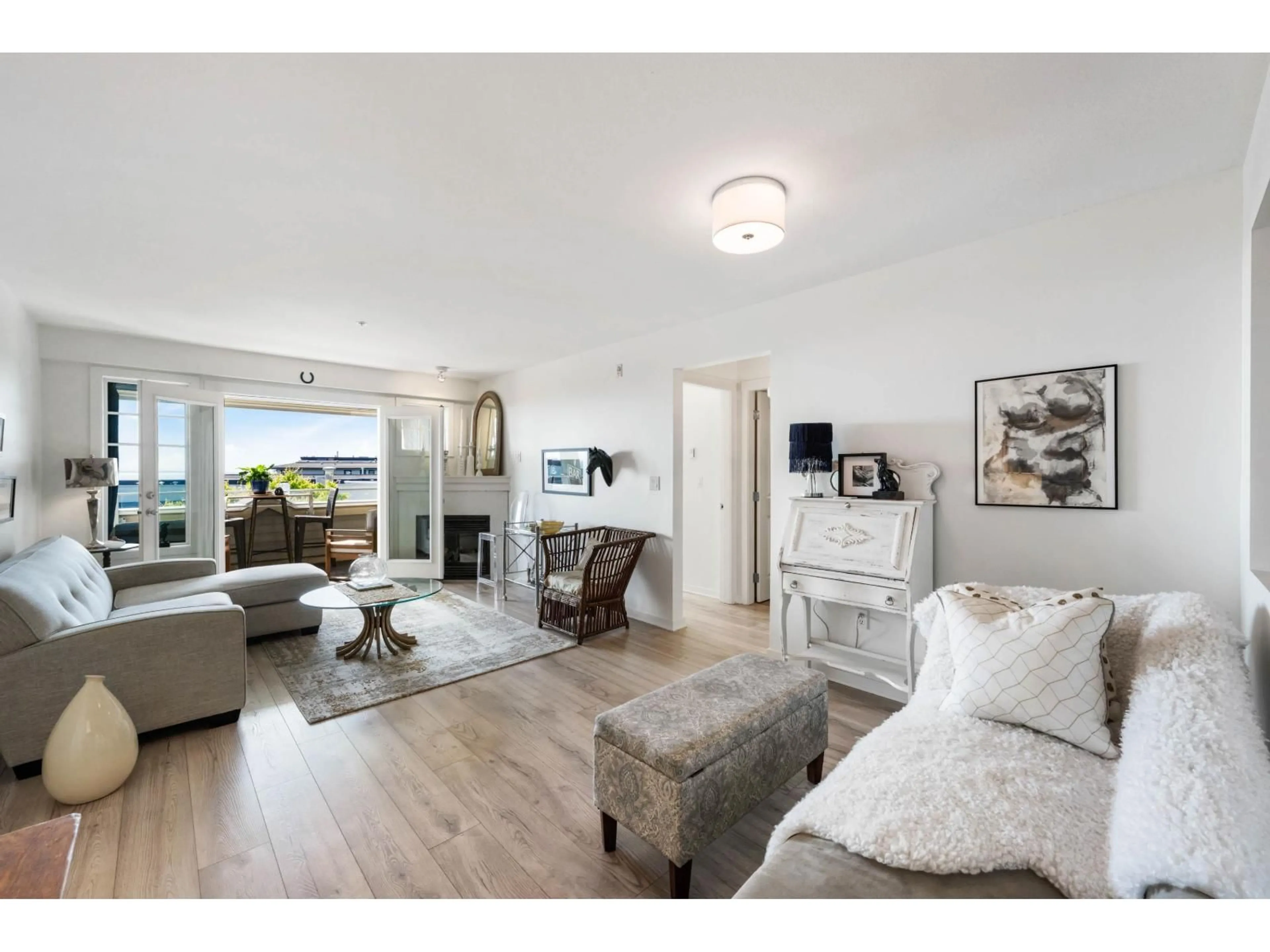 Living room with furniture, unknown for 311 - 15621 MARINE DRIVE, White Rock British Columbia V4B1E1