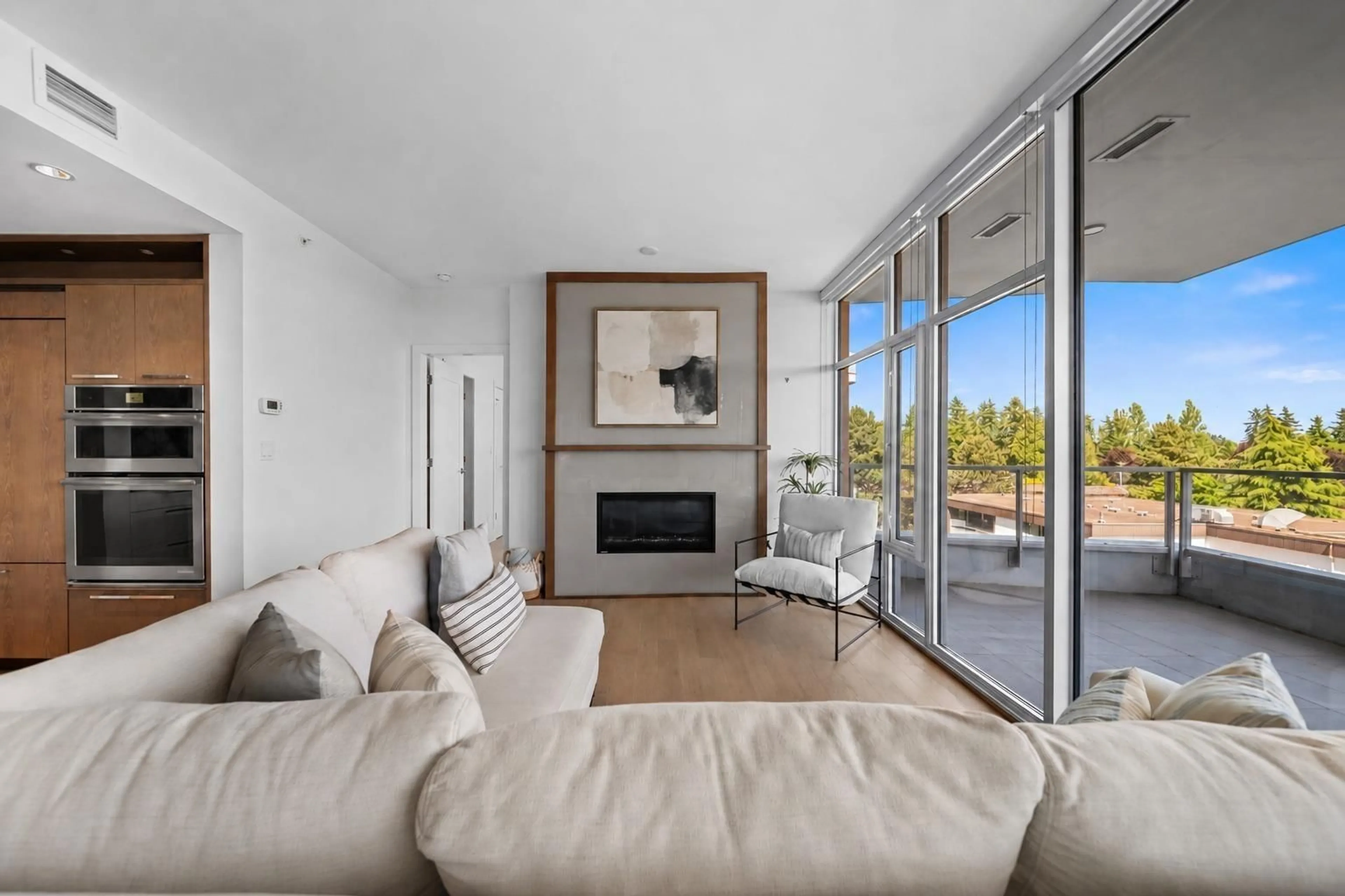 Living room with furniture, unknown for 603 - 1501 VIDAL STREET, White Rock British Columbia V4B0B5