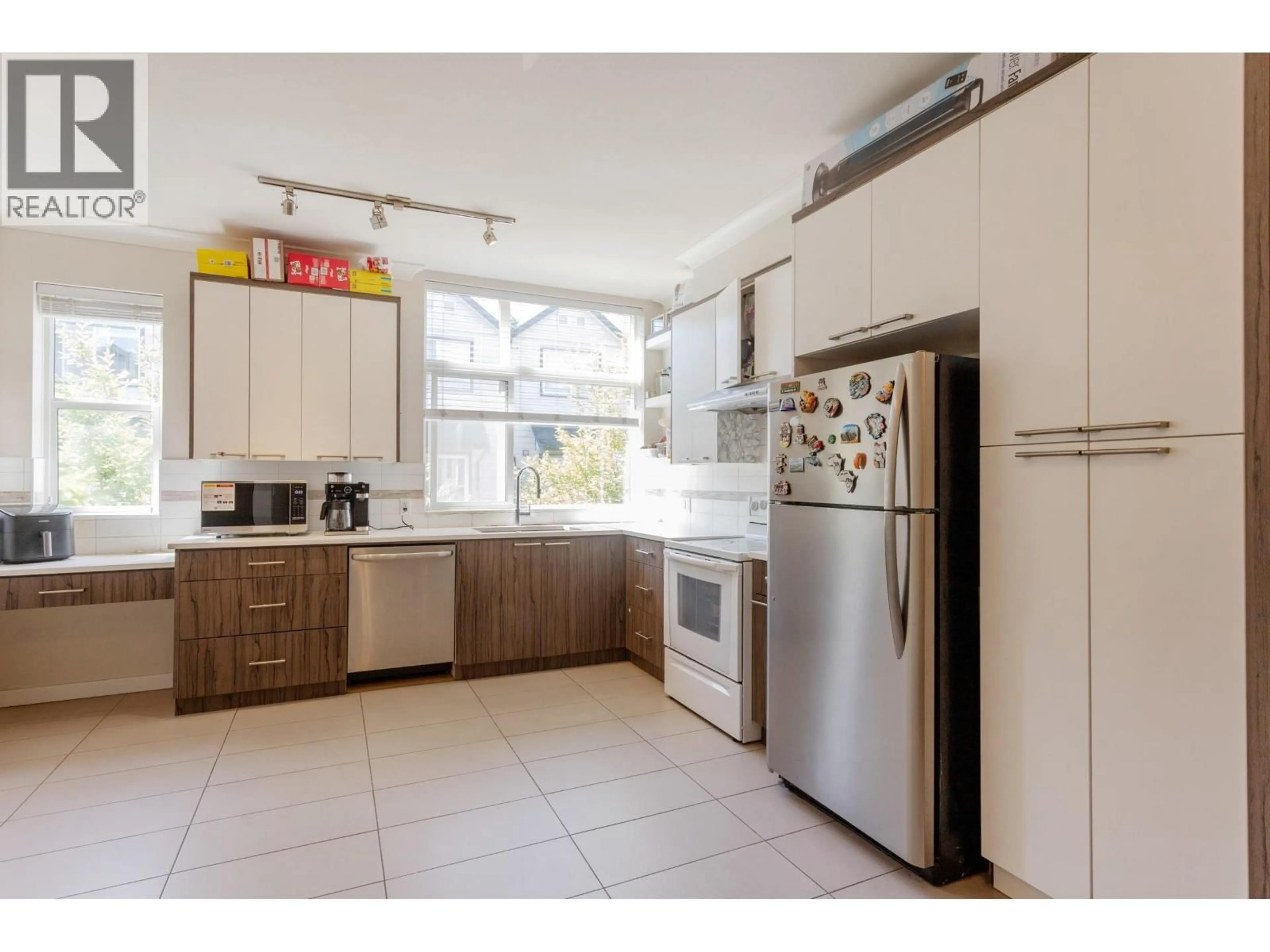 Standard kitchen, unknown for 107 - 7533 GILLEY AVENUE, Burnaby British Columbia V5J0E8