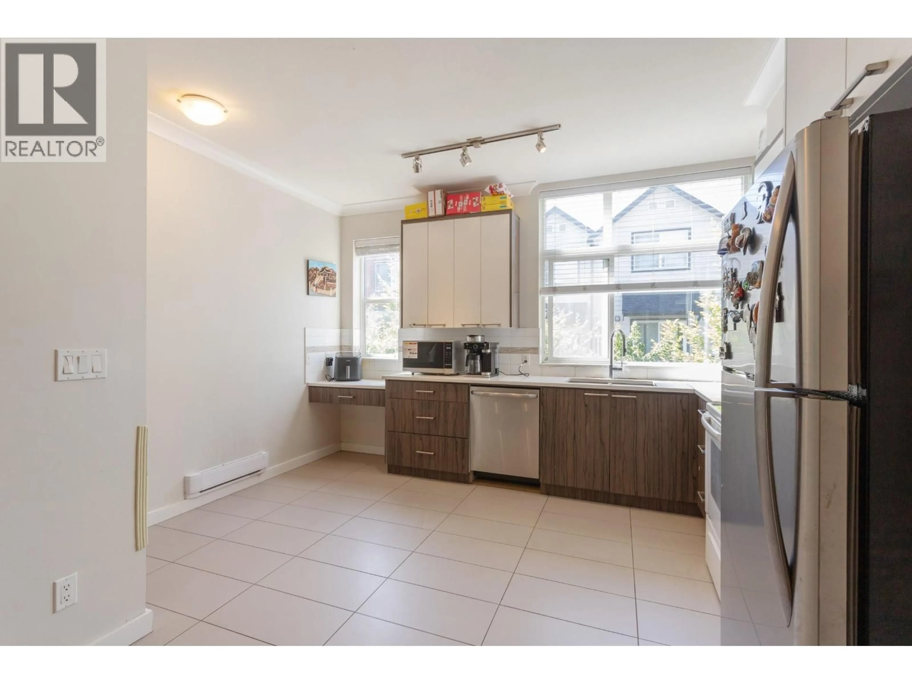 Standard kitchen, unknown for 107 - 7533 GILLEY AVENUE, Burnaby British Columbia V5J0E8