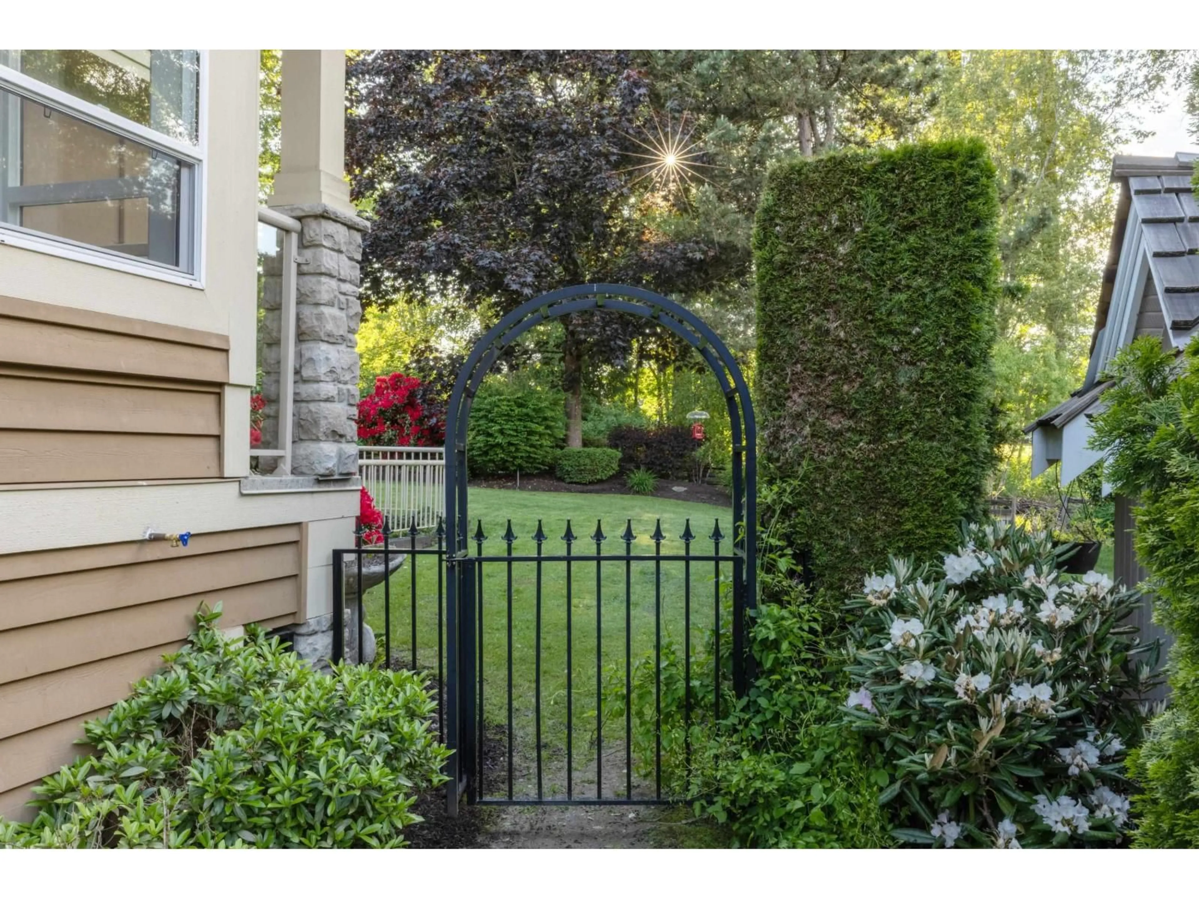 Indoor entryway for 3733 DEVONSHIRE DRIVE, Surrey British Columbia V3Z0H8