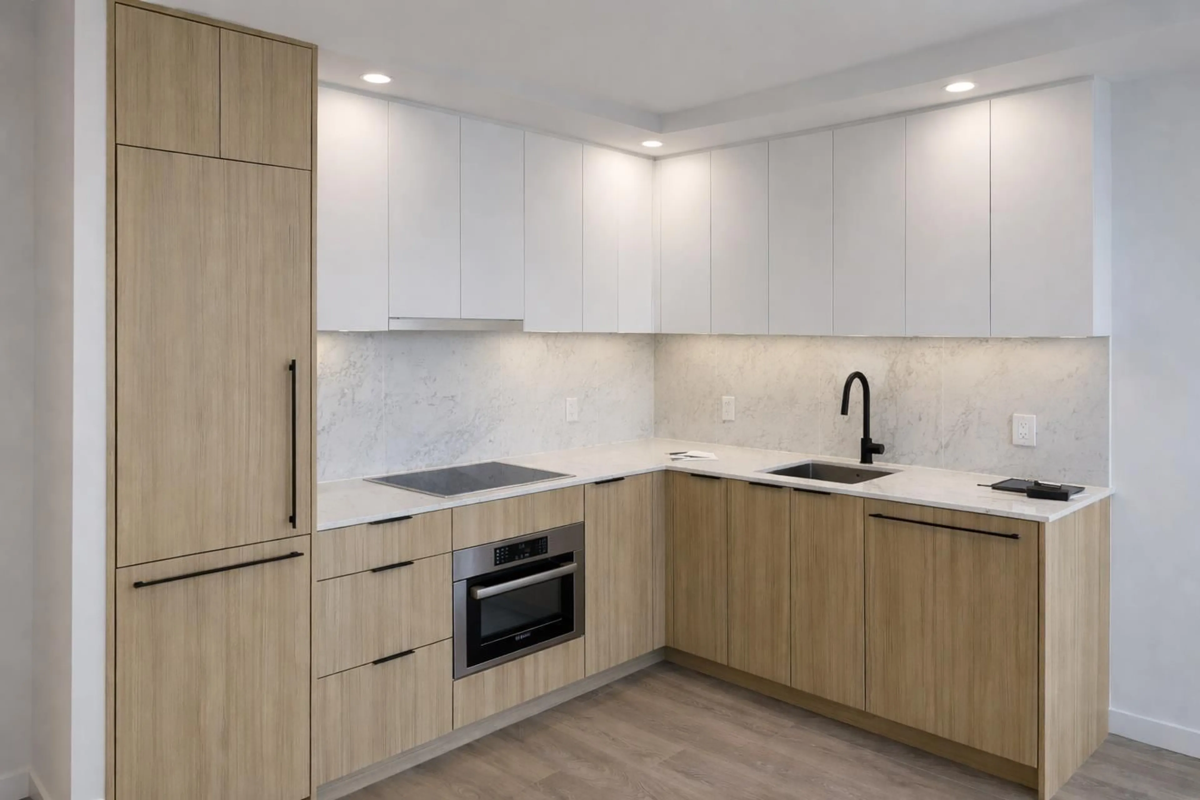 Standard kitchen, wood/laminate floor for 1111 - 13685 102 AVENUE, Surrey British Columbia V3T1N7