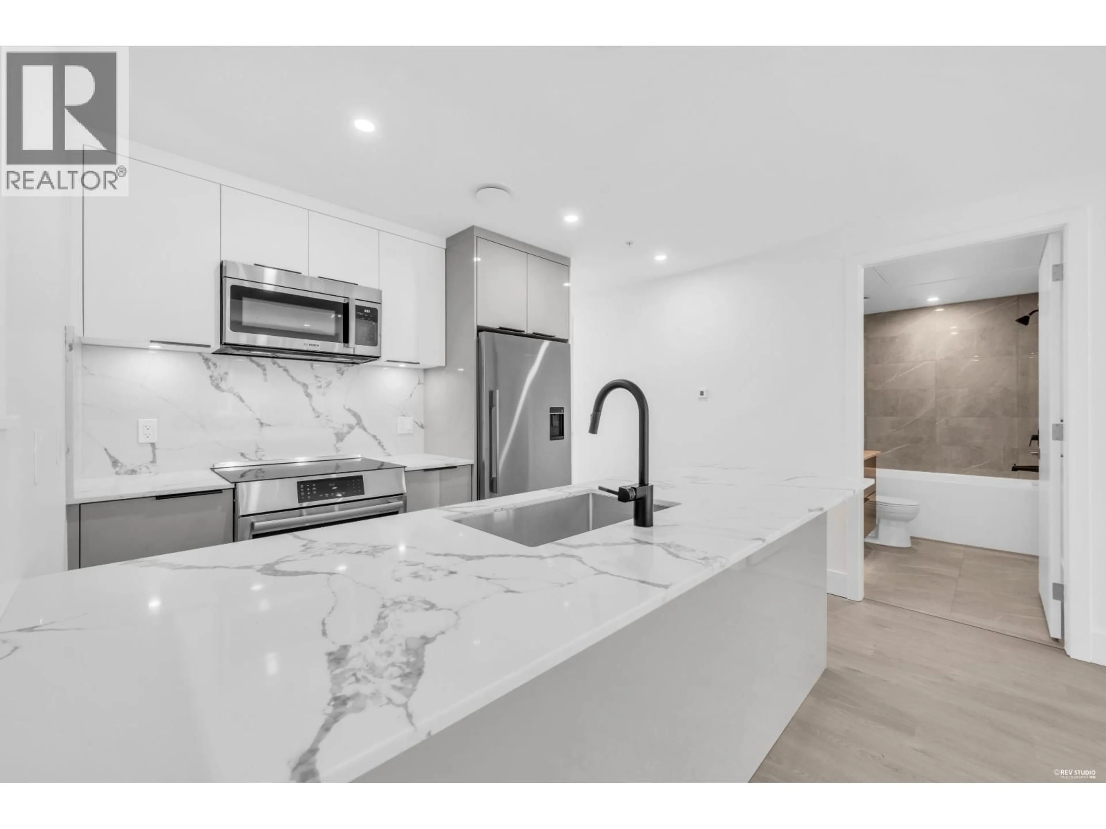 Open concept kitchen, ceramic/tile floor for 2260 1ST AVENUE, Vancouver British Columbia V5N1B6