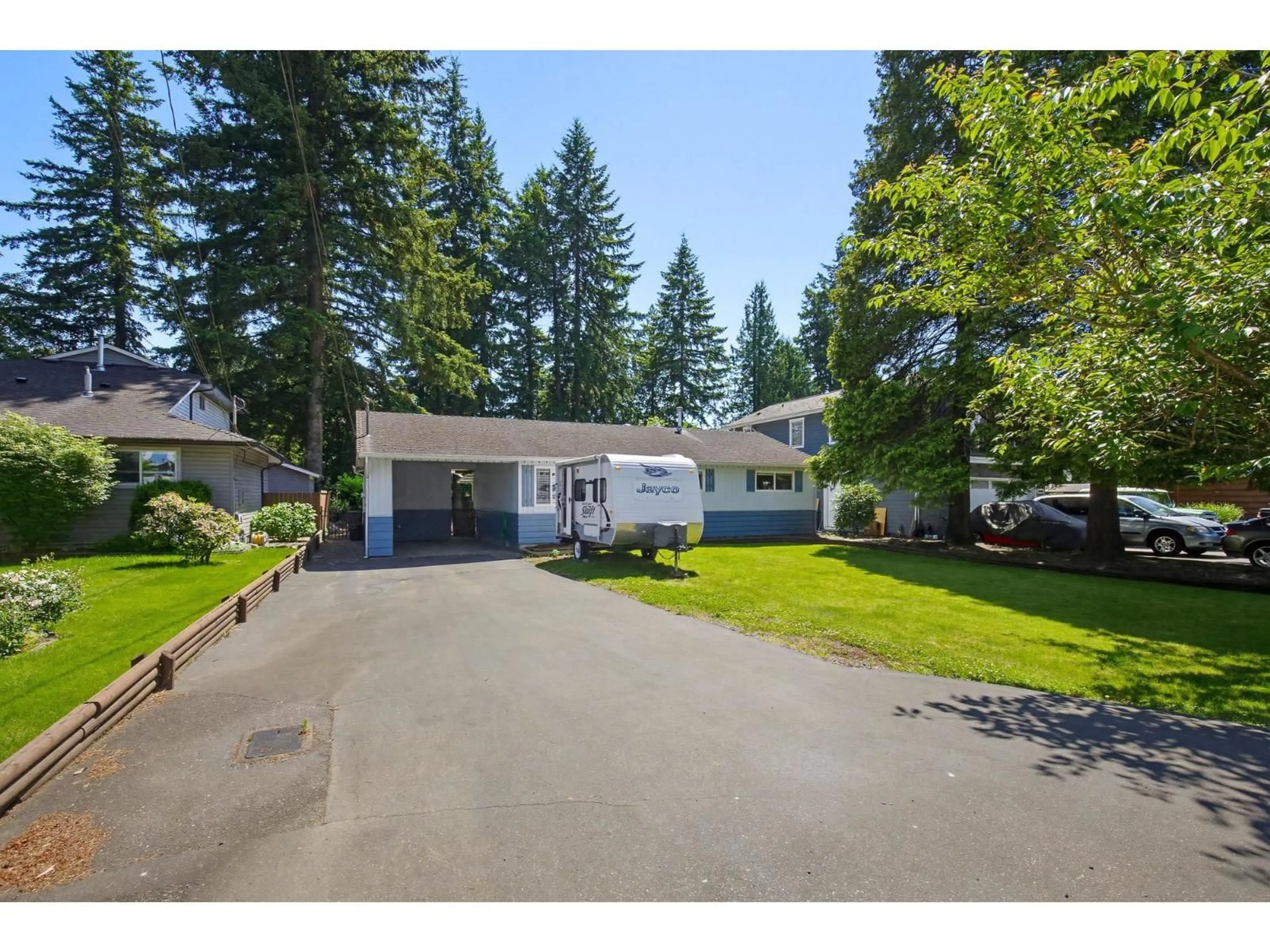 A pic from outside/outdoor area/front of a property/back of a property/a pic from drone, street for 34458 KENT AVENUE, Abbotsford British Columbia V2S2W8