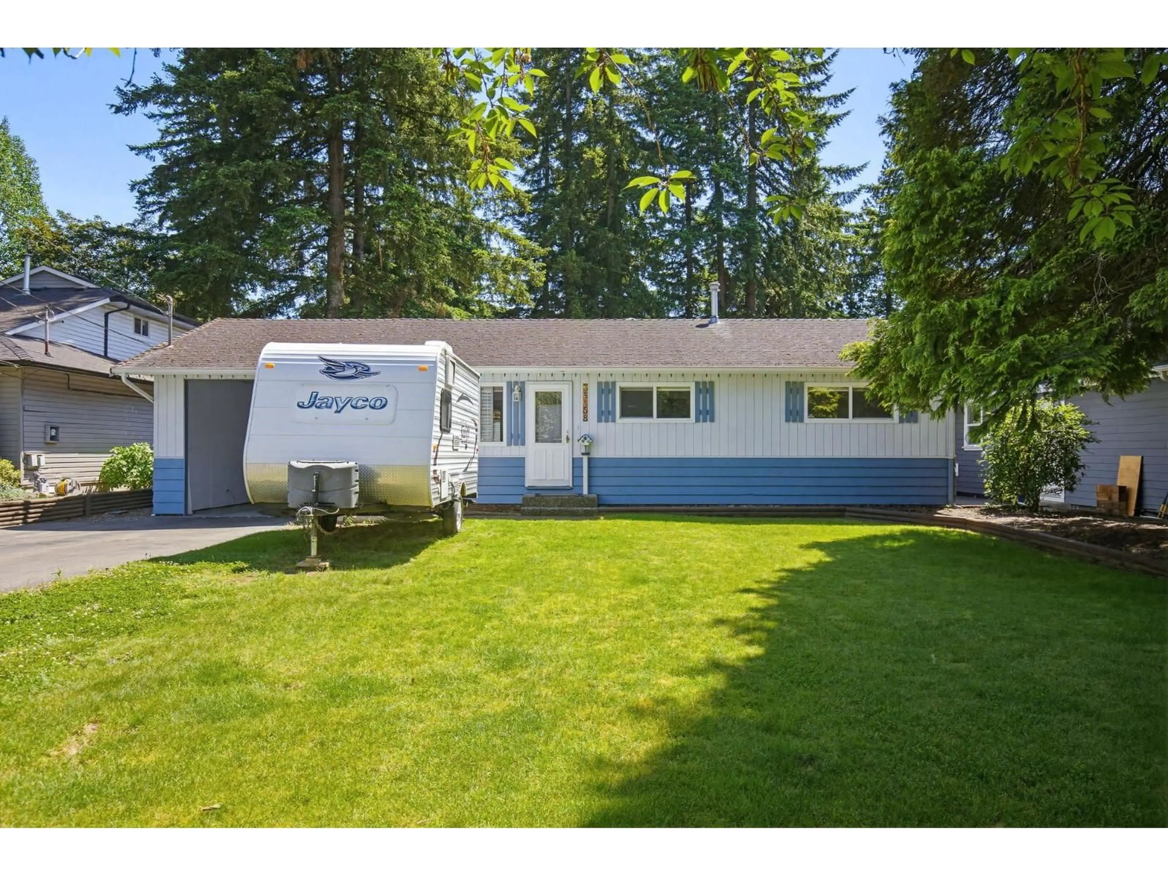 Home with vinyl exterior material, street for 34458 KENT AVENUE, Abbotsford British Columbia V2S2W8