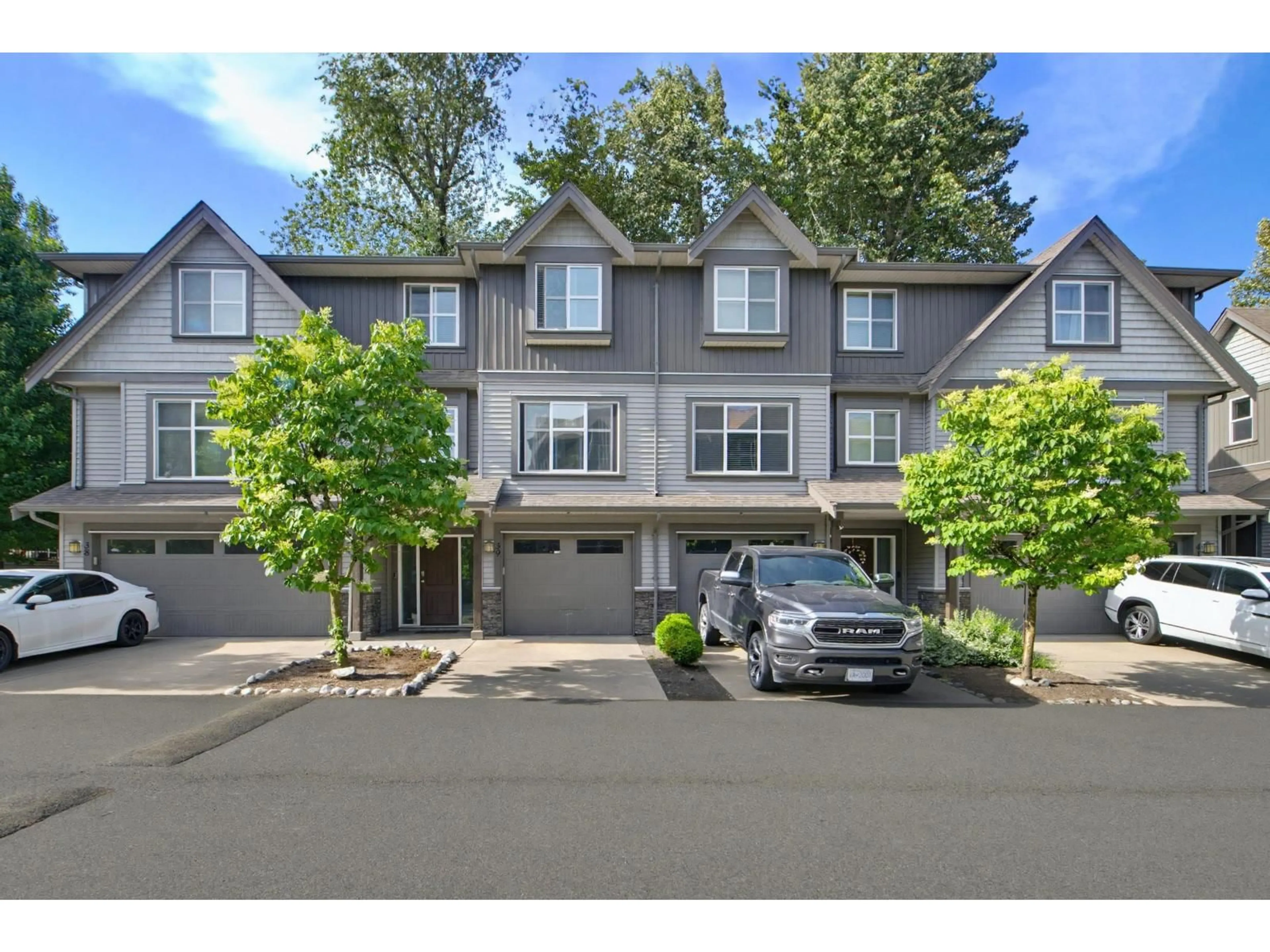 A pic from outside/outdoor area/front of a property/back of a property/a pic from drone, street for 39 - 45085 WOLFE ROAD, Chilliwack British Columbia V5P2O5