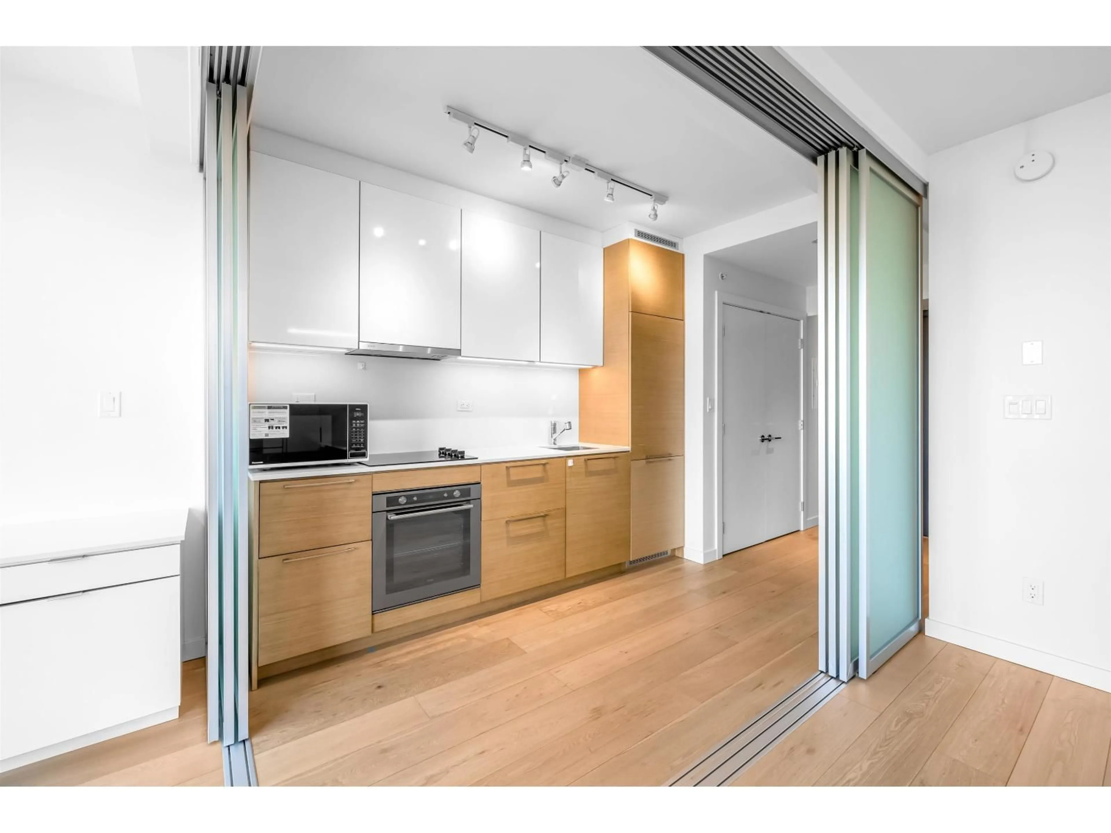 Standard kitchen, wood/laminate floor for 907 - 13438 CENTRAL AVENUE, Surrey British Columbia V3T0N2