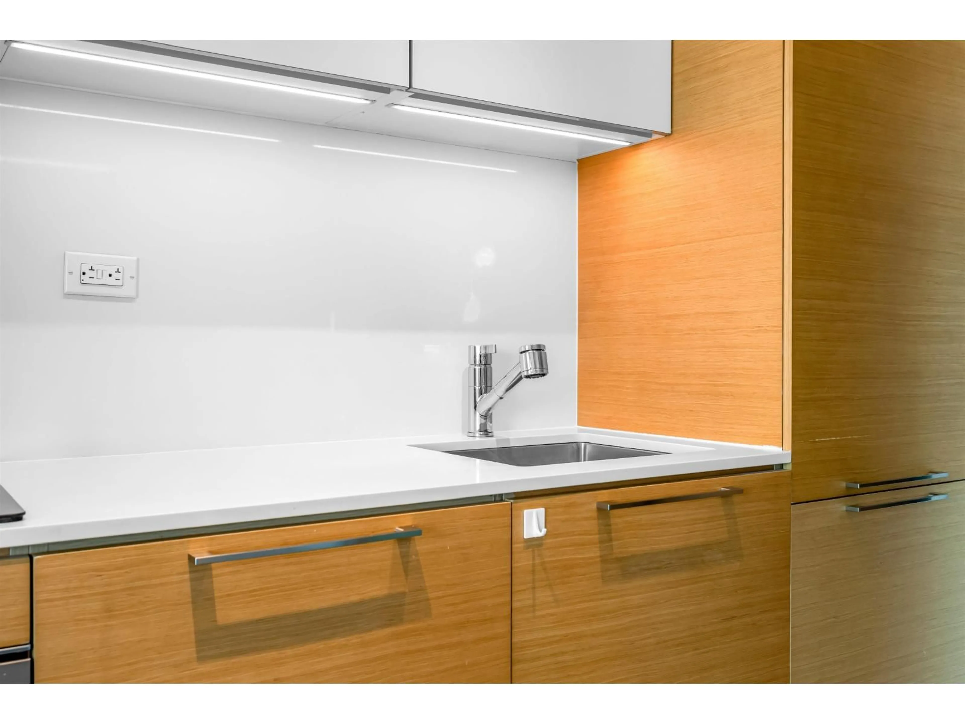 Standard kitchen, unknown for 907 - 13438 CENTRAL AVENUE, Surrey British Columbia V3T0N2