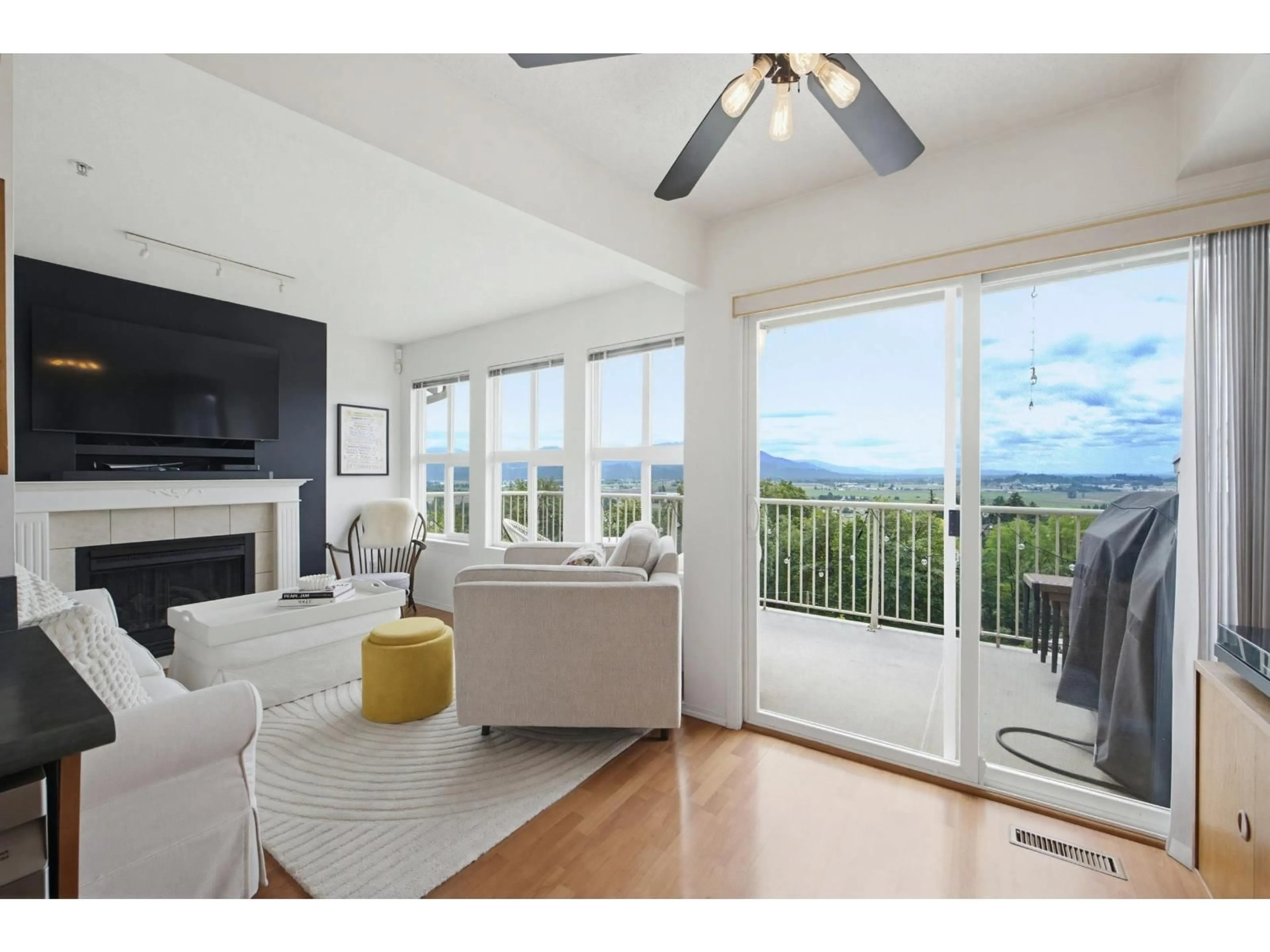 Living room with furniture, unknown for 72 - 35287 OLD YALE ROAD, Abbotsford British Columbia V3G8H5