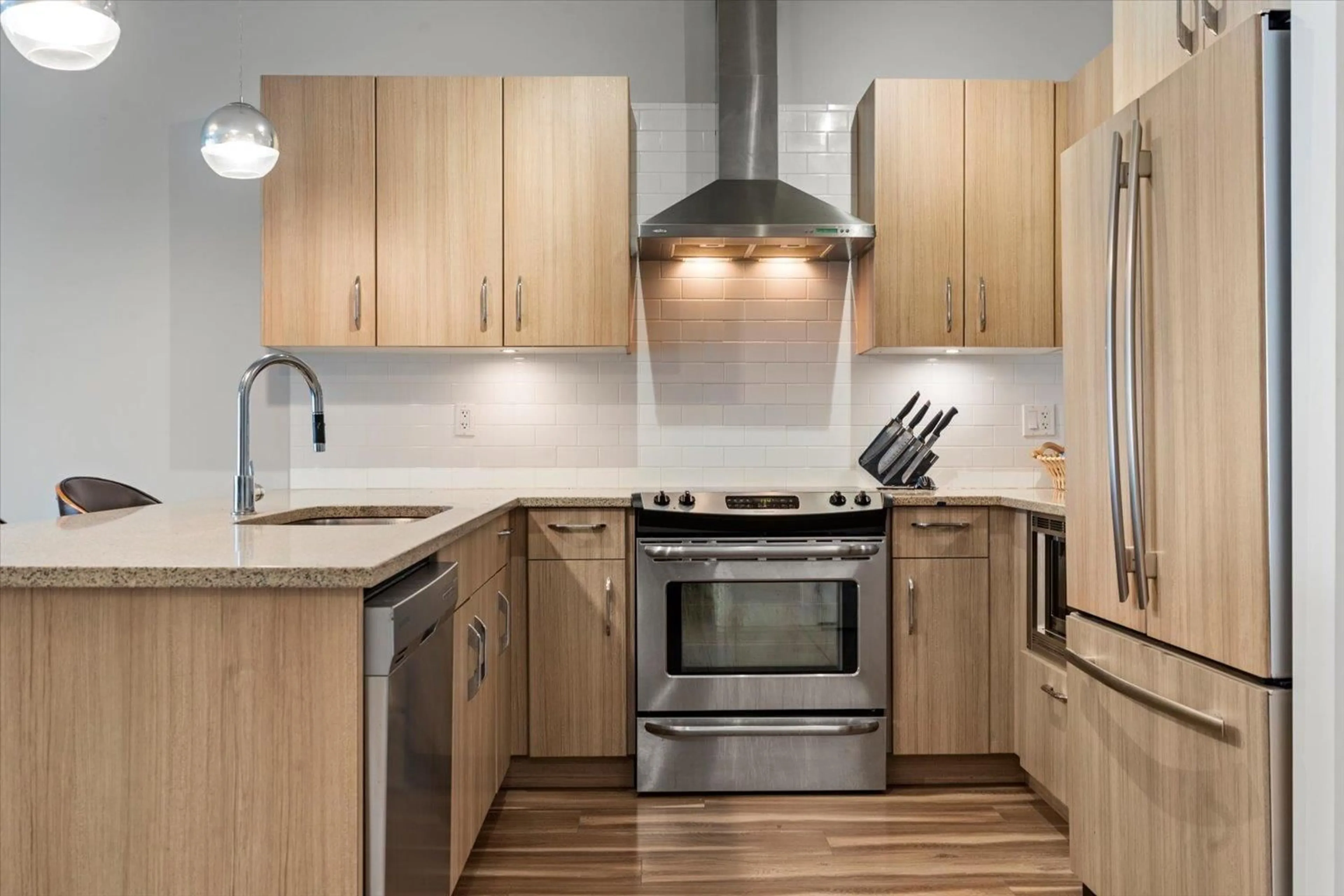 Contemporary kitchen, wood/laminate floor for 301 - 45389 CHEHALIS DRIVE, Chilliwack British Columbia V2R0T9