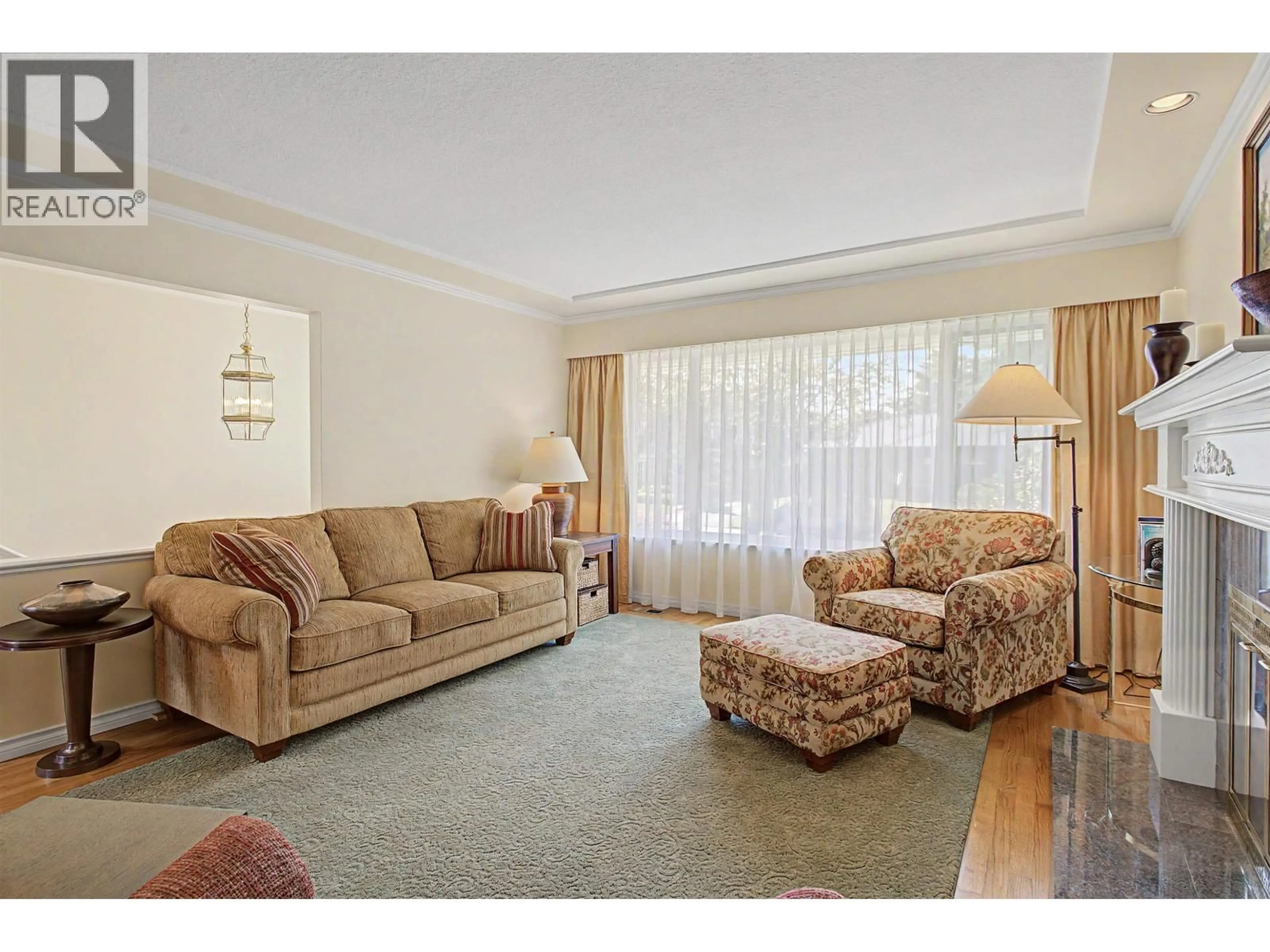 Living room with furniture, carpet floor for 6541 GRANT STREET, Burnaby British Columbia V5B2K9