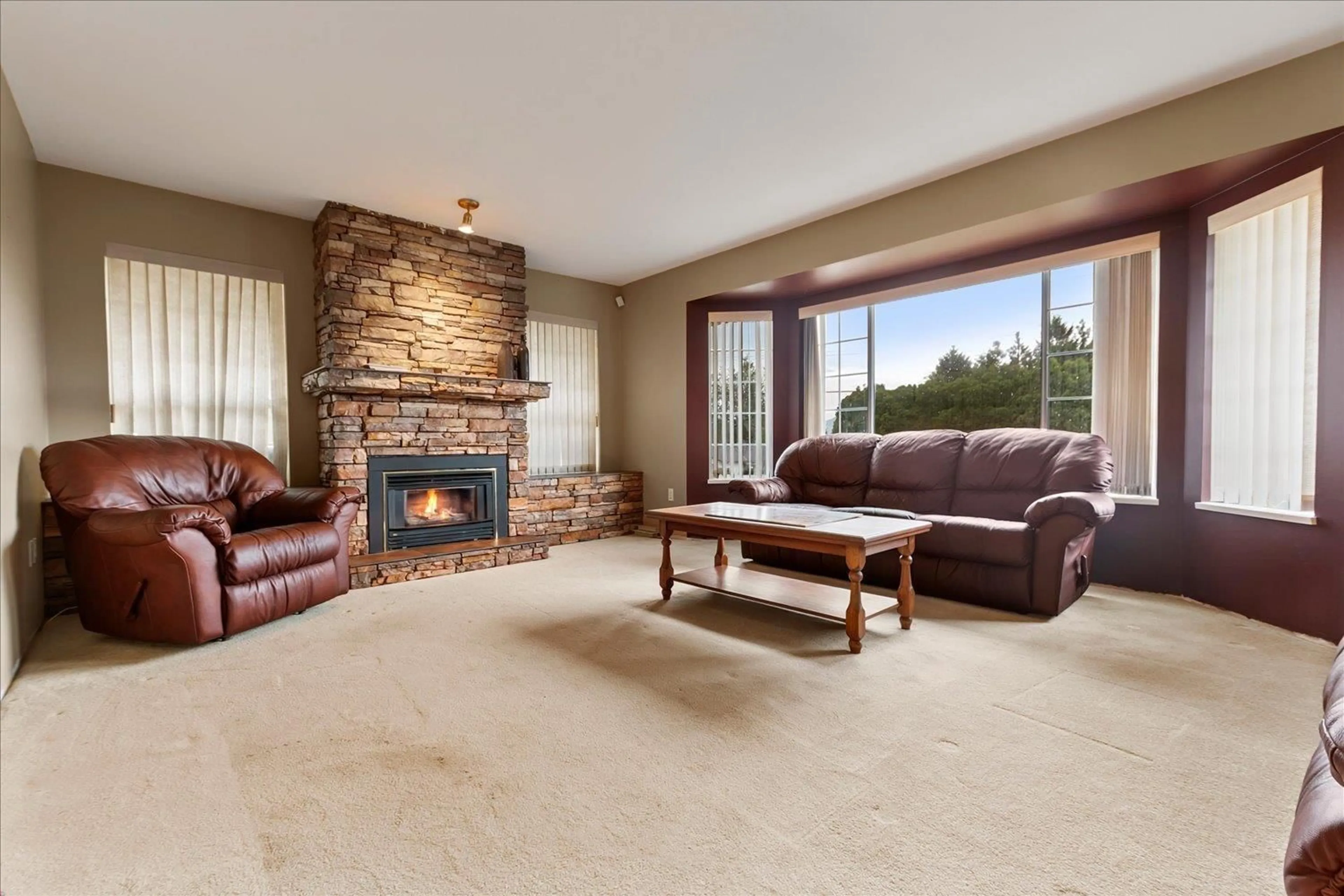 Living room with furniture, unknown for 34175 OLD YALE ROAD, Abbotsford British Columbia V2S2K6