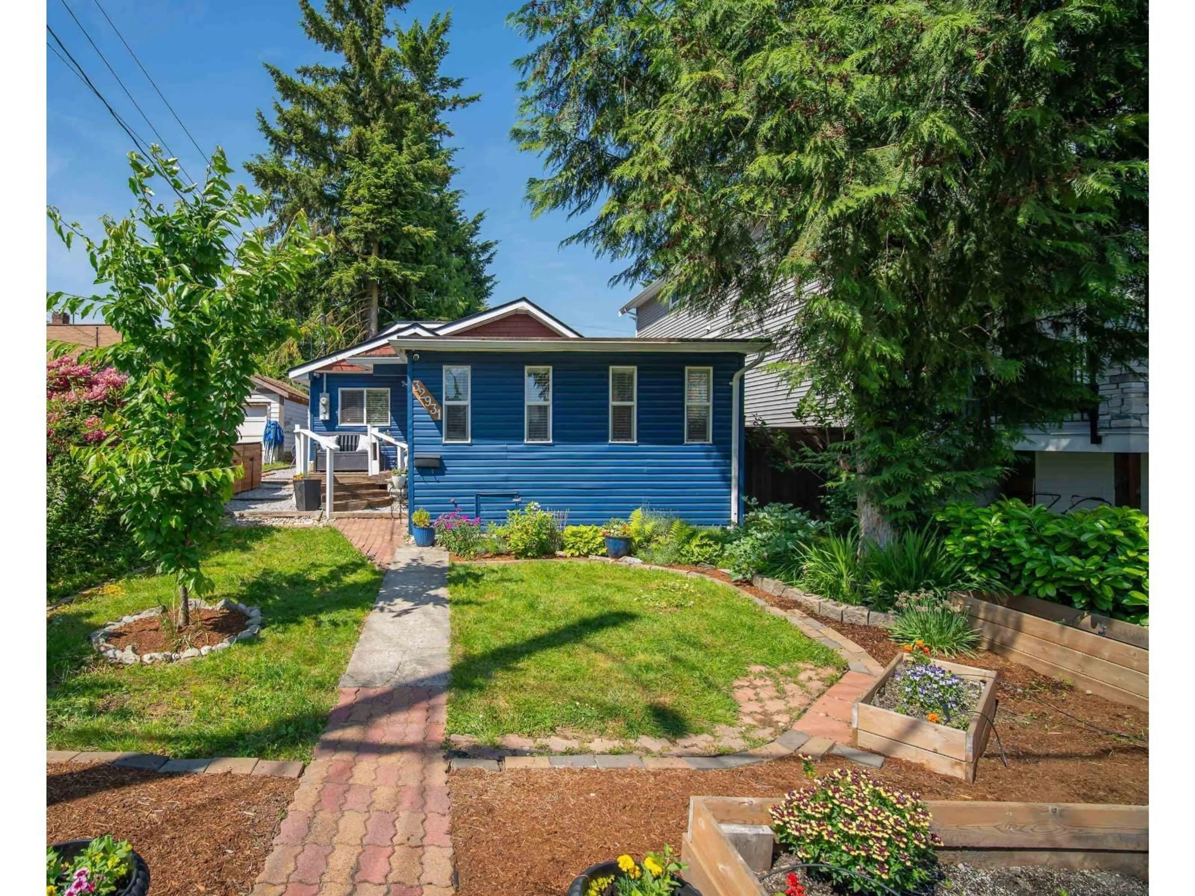 A pic from outside/outdoor area/front of a property/back of a property/a pic from drone, street for 32931 1 AVENUE, Mission British Columbia V2V1E9