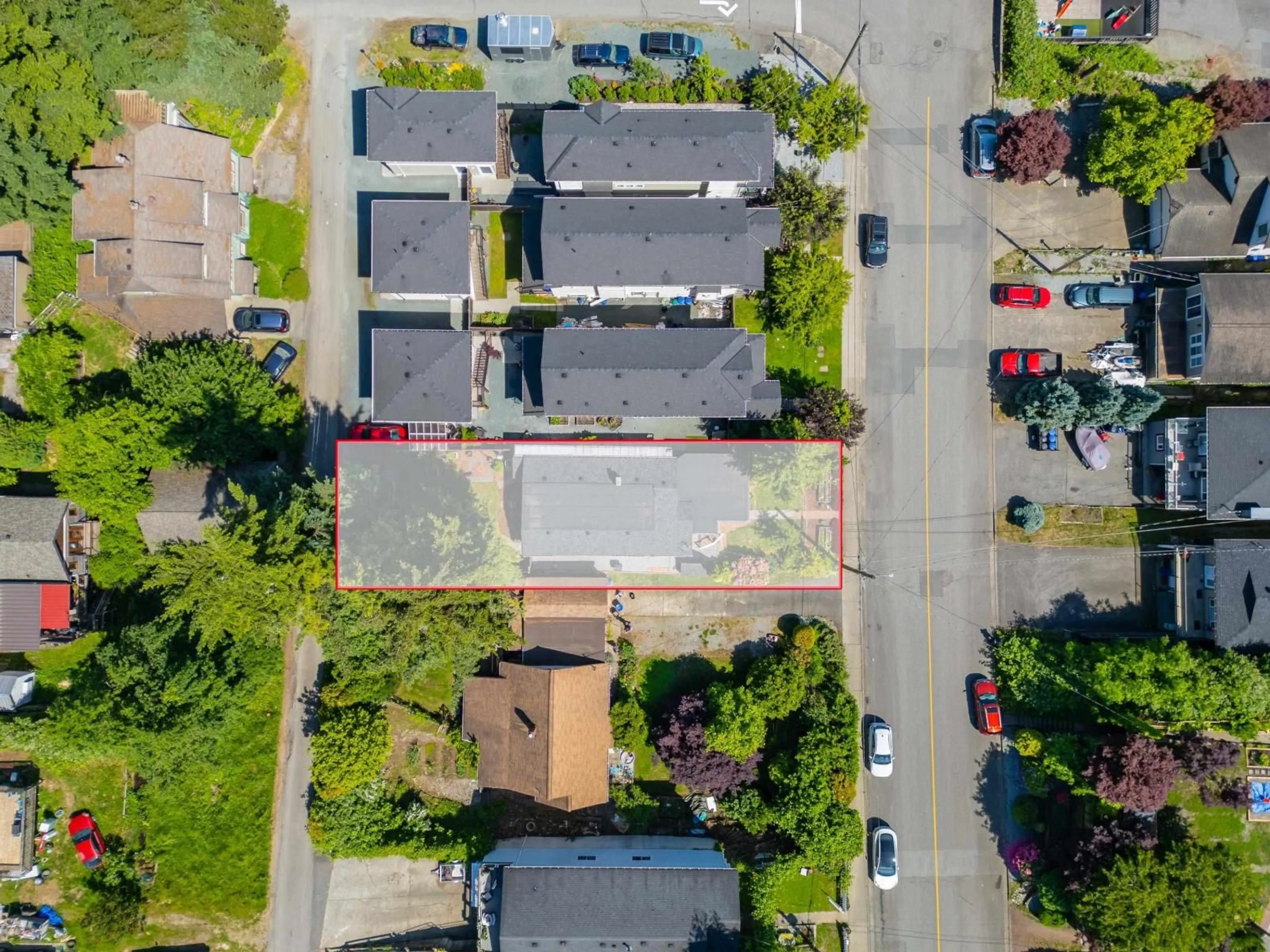 A pic from outside/outdoor area/front of a property/back of a property/a pic from drone, street for 32931 1 AVENUE, Mission British Columbia V2V1E9