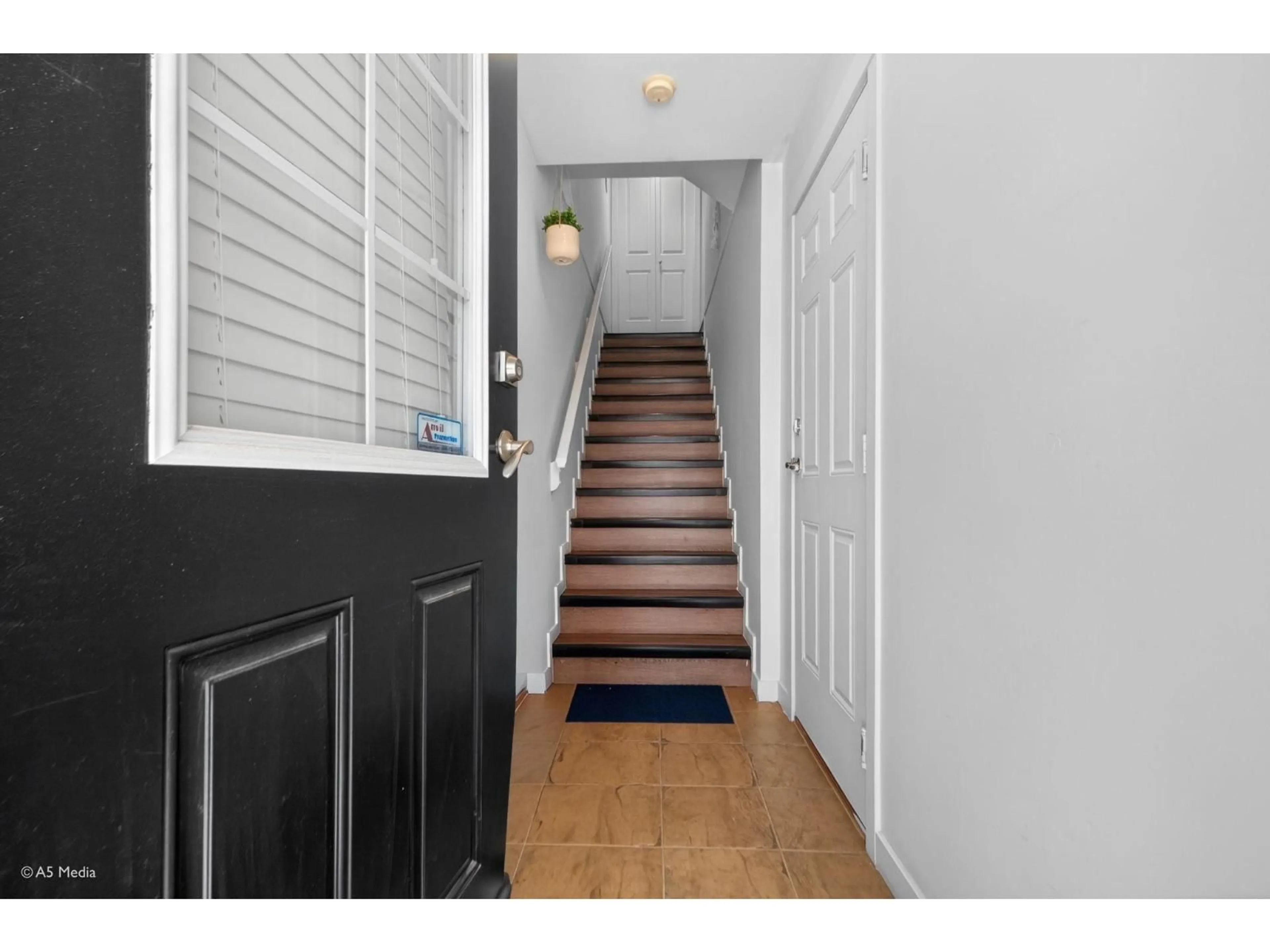 Indoor entryway for 25 - 16789 60 AVENUE, Surrey British Columbia V3S1S8