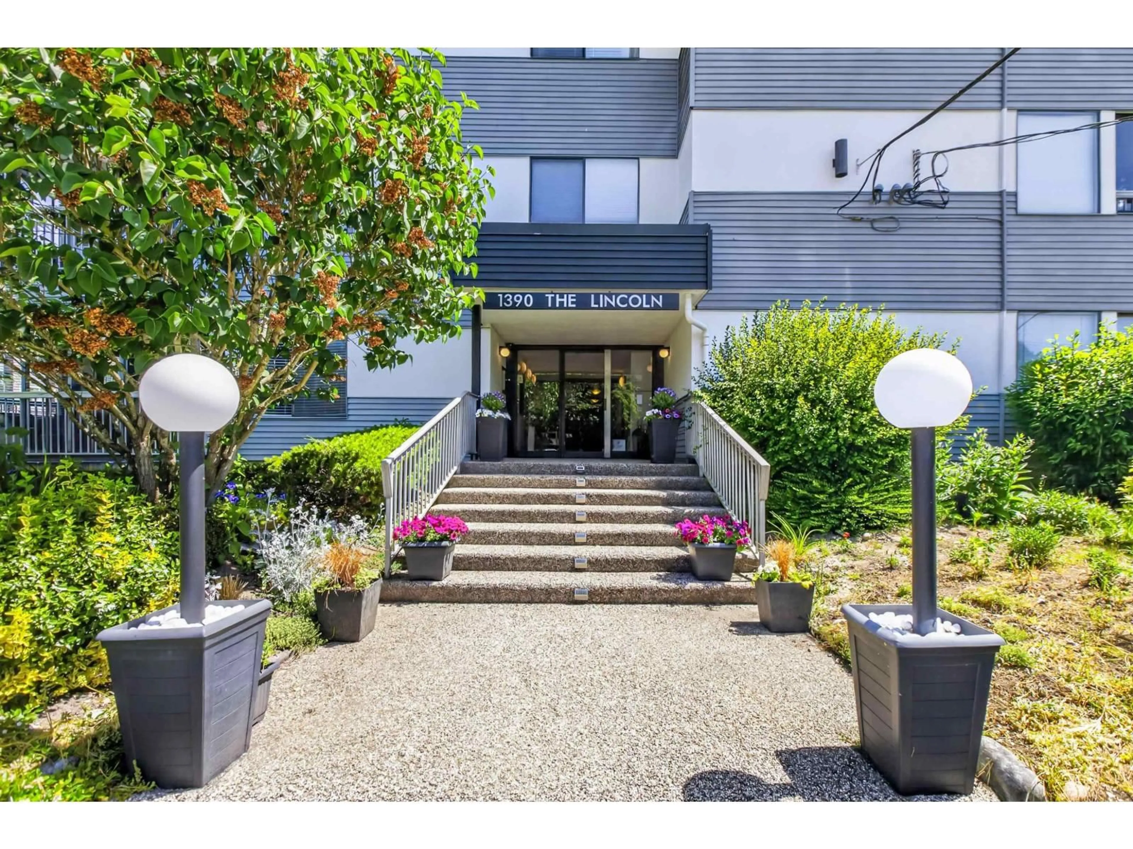 Indoor foyer for 203 - 1390 MERKLIN STREET, White Rock British Columbia V4B4C1