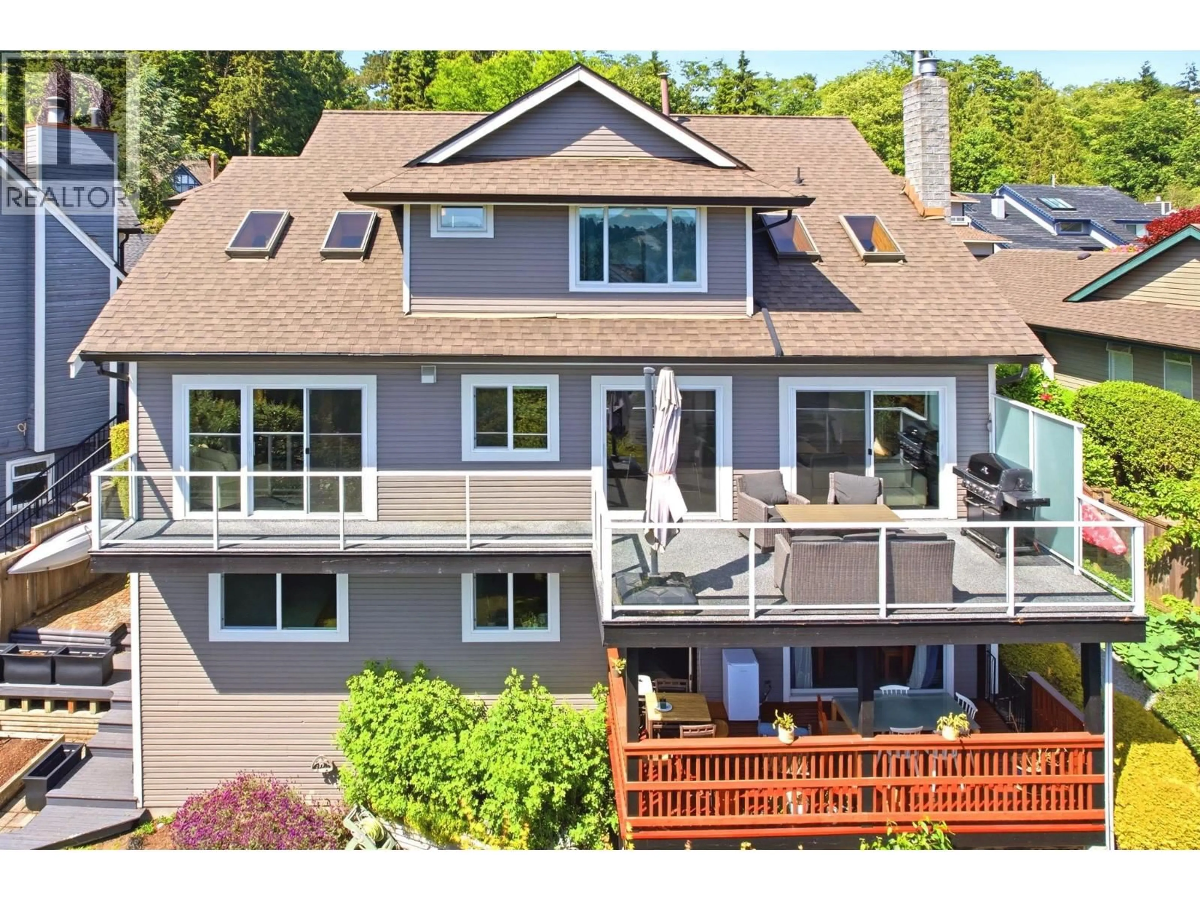 A pic from outside/outdoor area/front of a property/back of a property/a pic from drone, unknown for 4015 CUMMINS PLACE, North Vancouver British Columbia V7G2E8