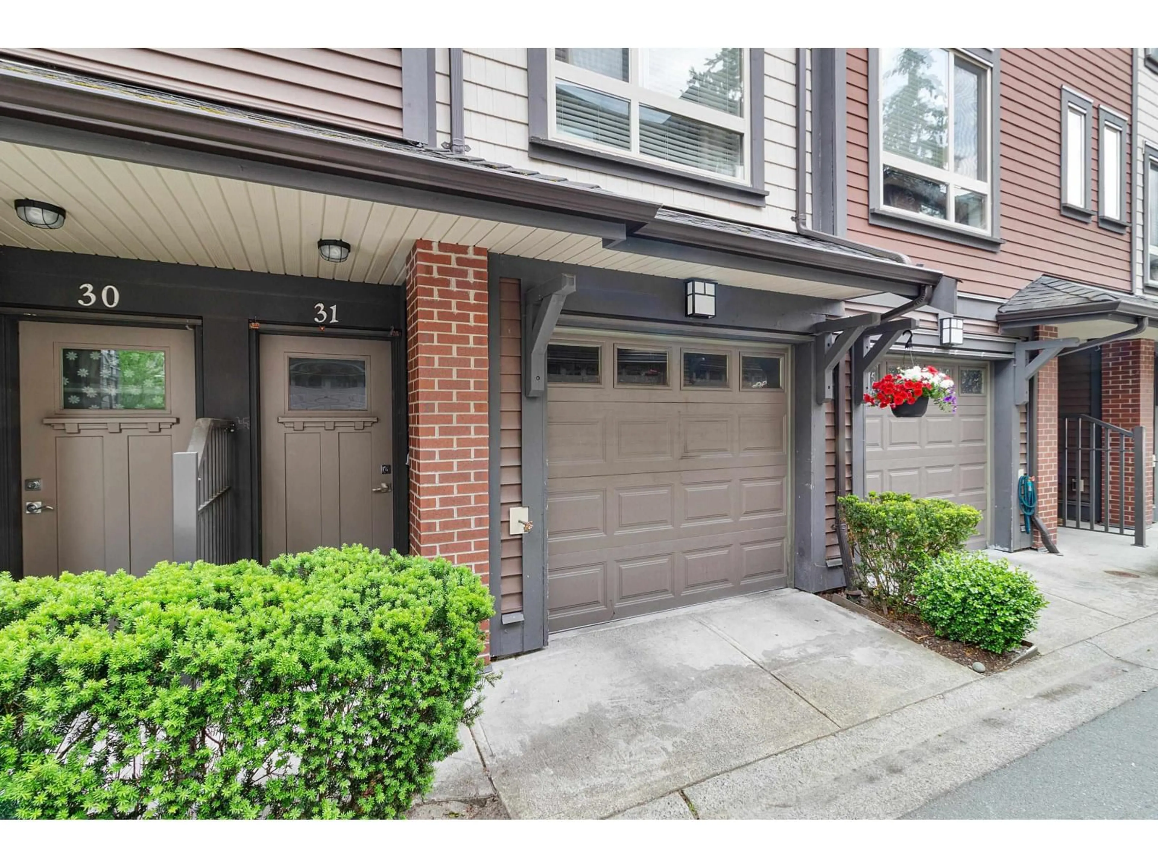 Indoor entryway for 31 - 16127 87 AVENUE, Surrey British Columbia V4N6R3
