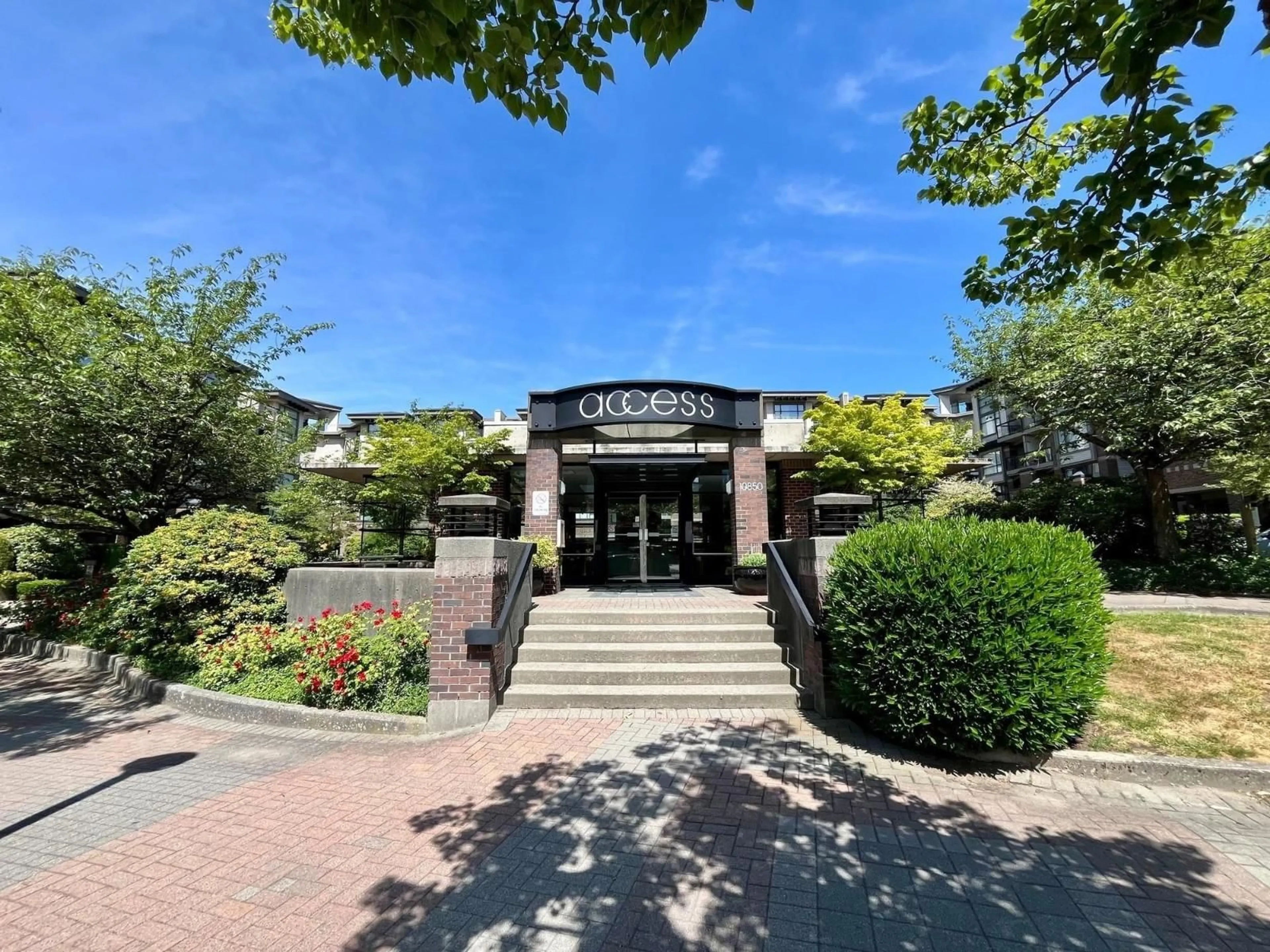 Indoor foyer for 434 - 10838 CITY PARKWAY, Surrey British Columbia V3T5X9