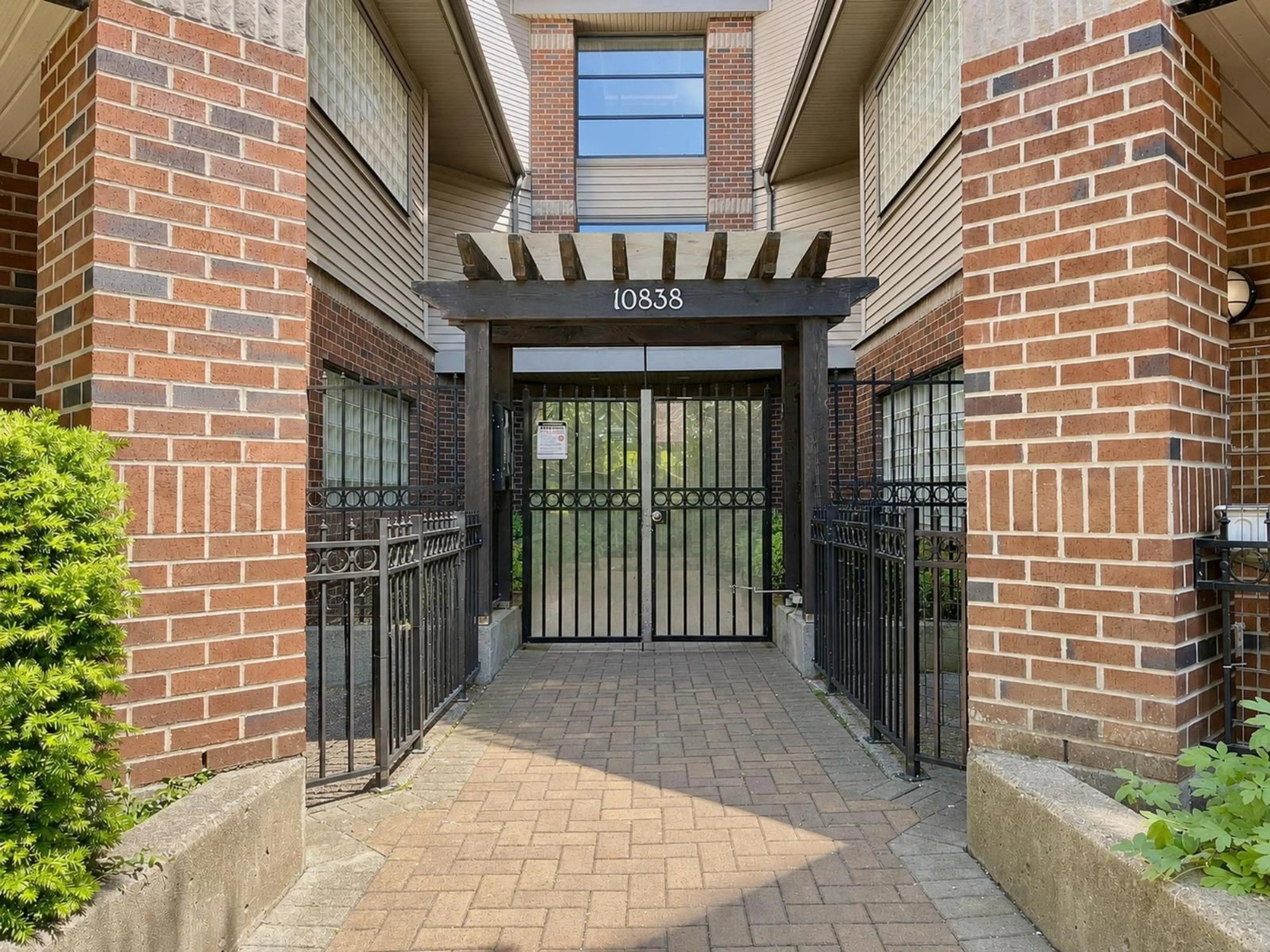 Indoor foyer for 434 - 10838 CITY PARKWAY, Surrey British Columbia V3T5X9