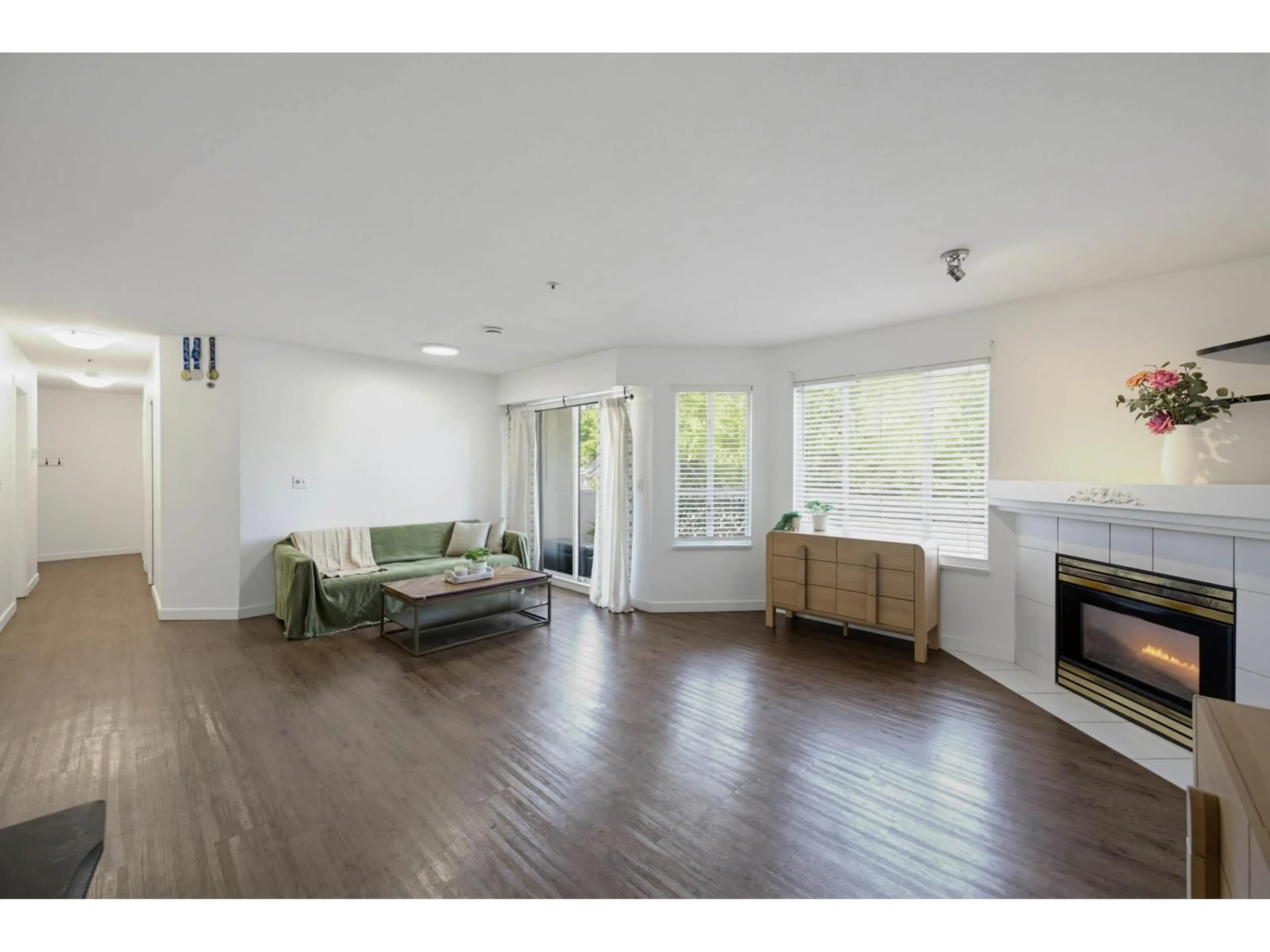 Living room with furniture, wood/laminate floor for 101 - 20064 56 AVENUE, Langley British Columbia V3A3Y4