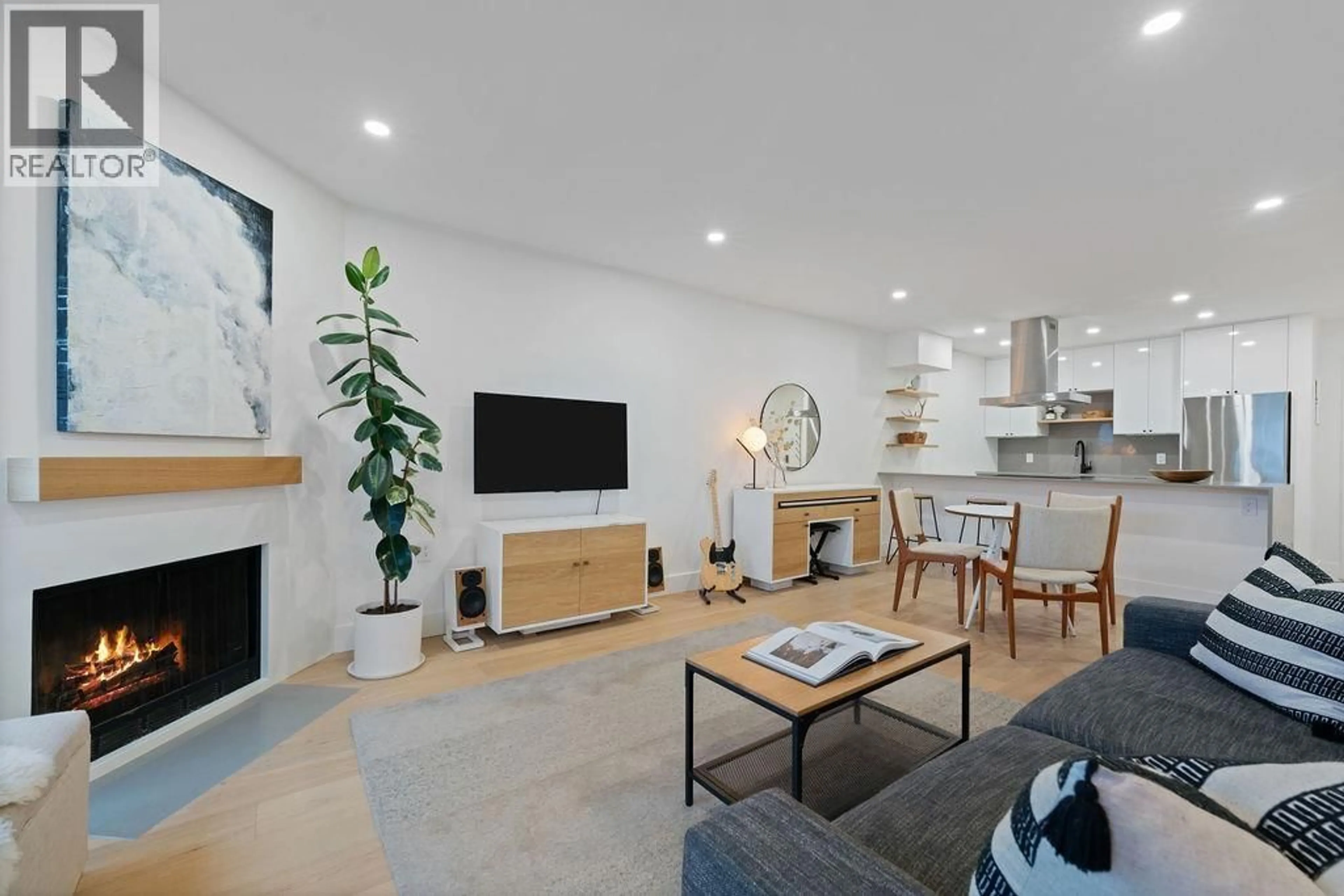 Living room with furniture, unknown for 203 - 607 8TH AVENUE, Vancouver British Columbia V5T1T2