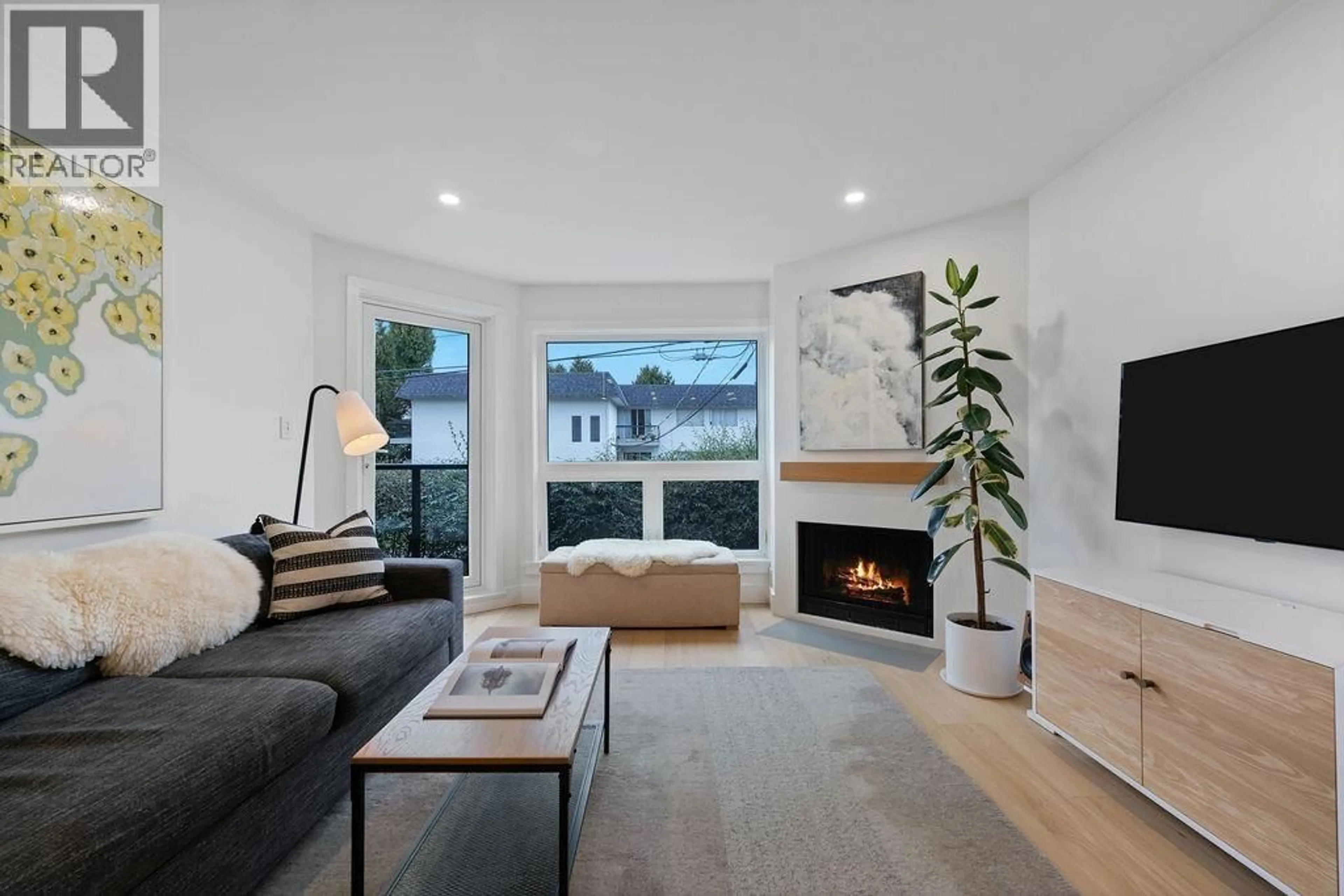 Living room with furniture, unknown for 203 - 607 8TH AVENUE, Vancouver British Columbia V5T1T2