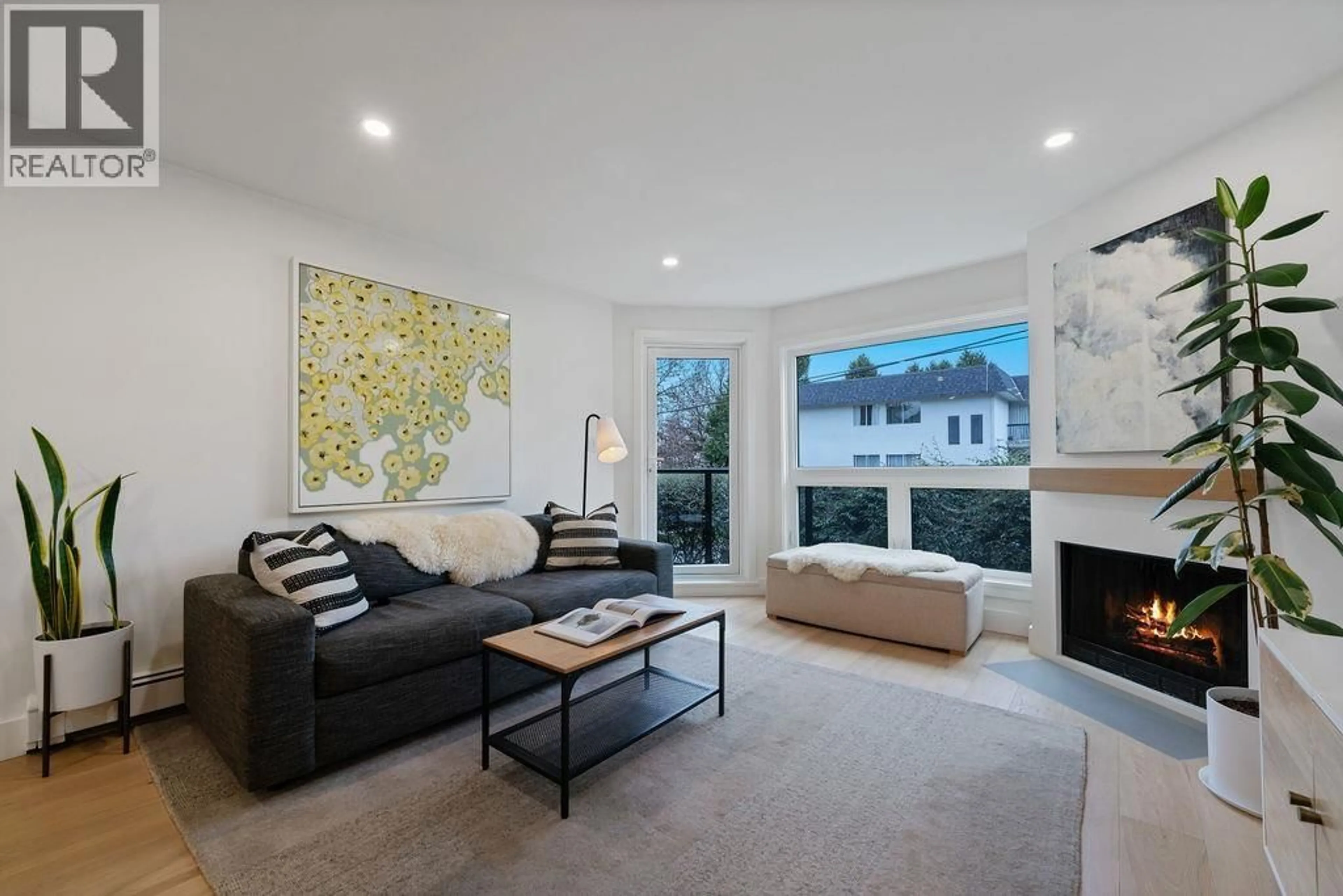 Living room with furniture, unknown for 203 - 607 8TH AVENUE, Vancouver British Columbia V5T1T2
