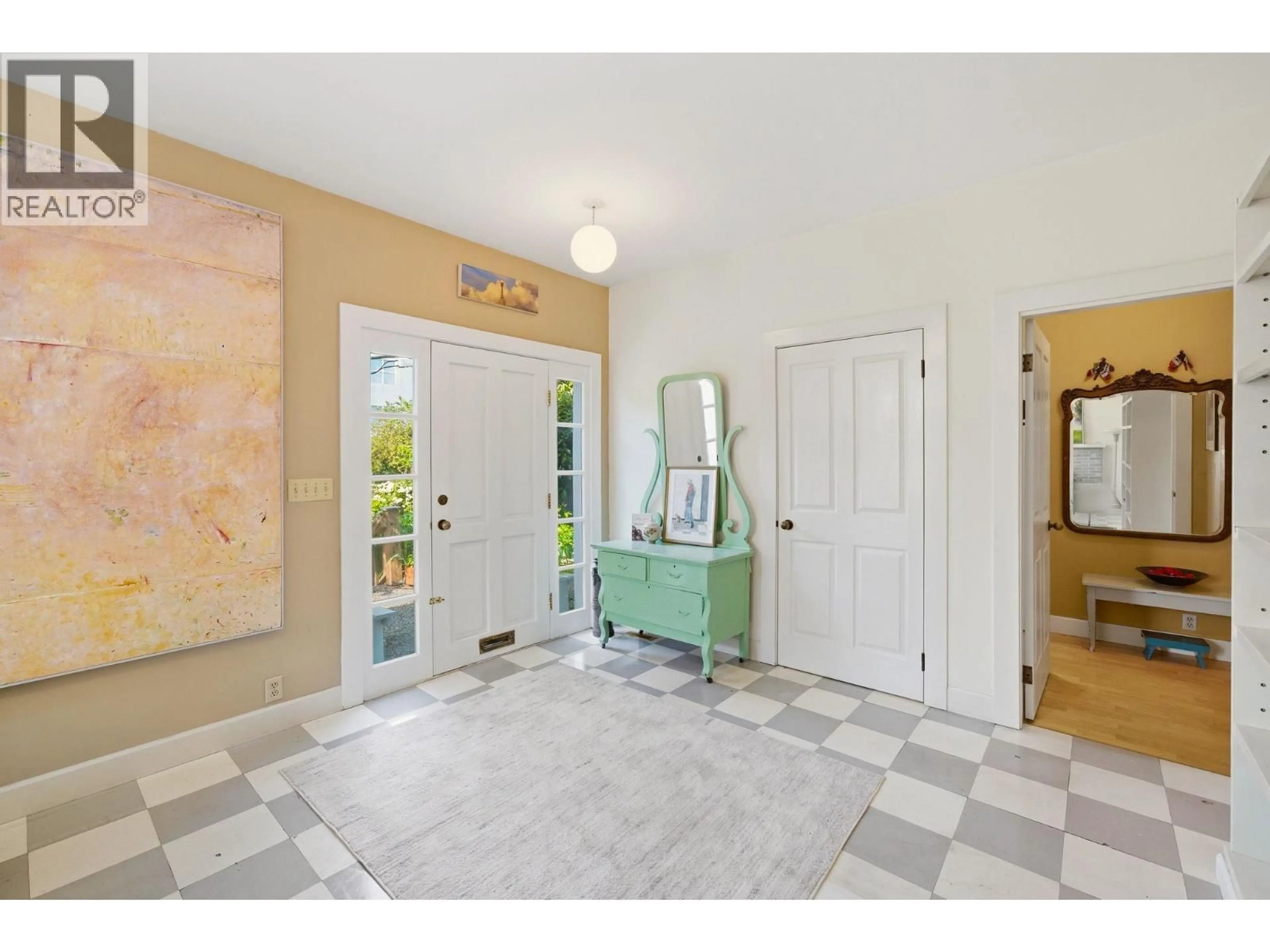 Indoor entryway for 1620 20TH AVENUE, Vancouver British Columbia V5N2K8