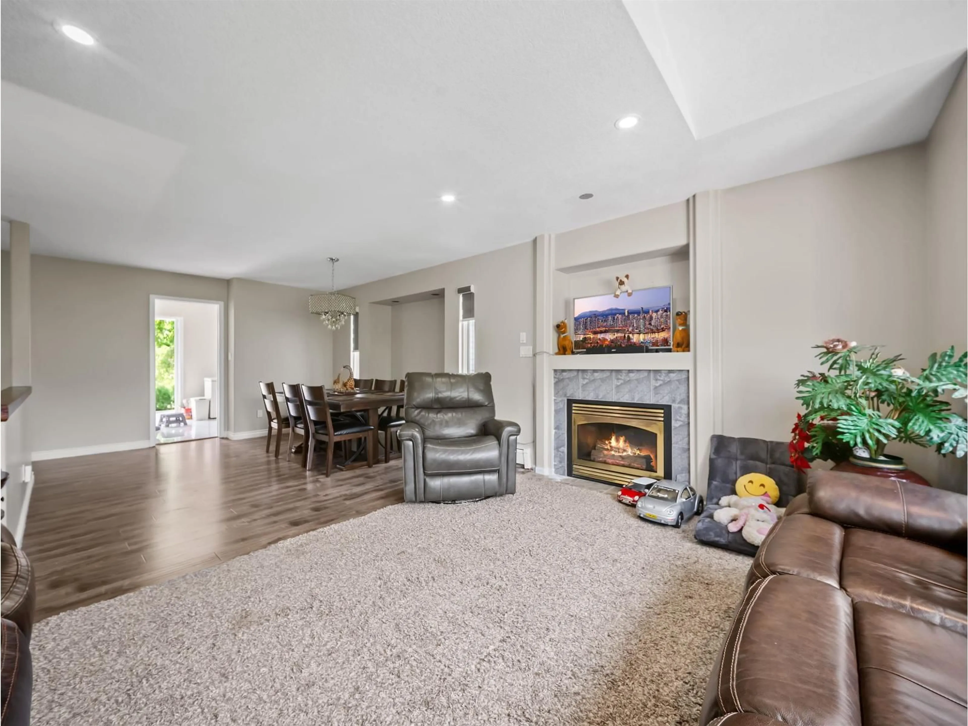Living room with furniture, unknown for 33726 BEST AVENUE, Mission British Columbia V2V6Z9