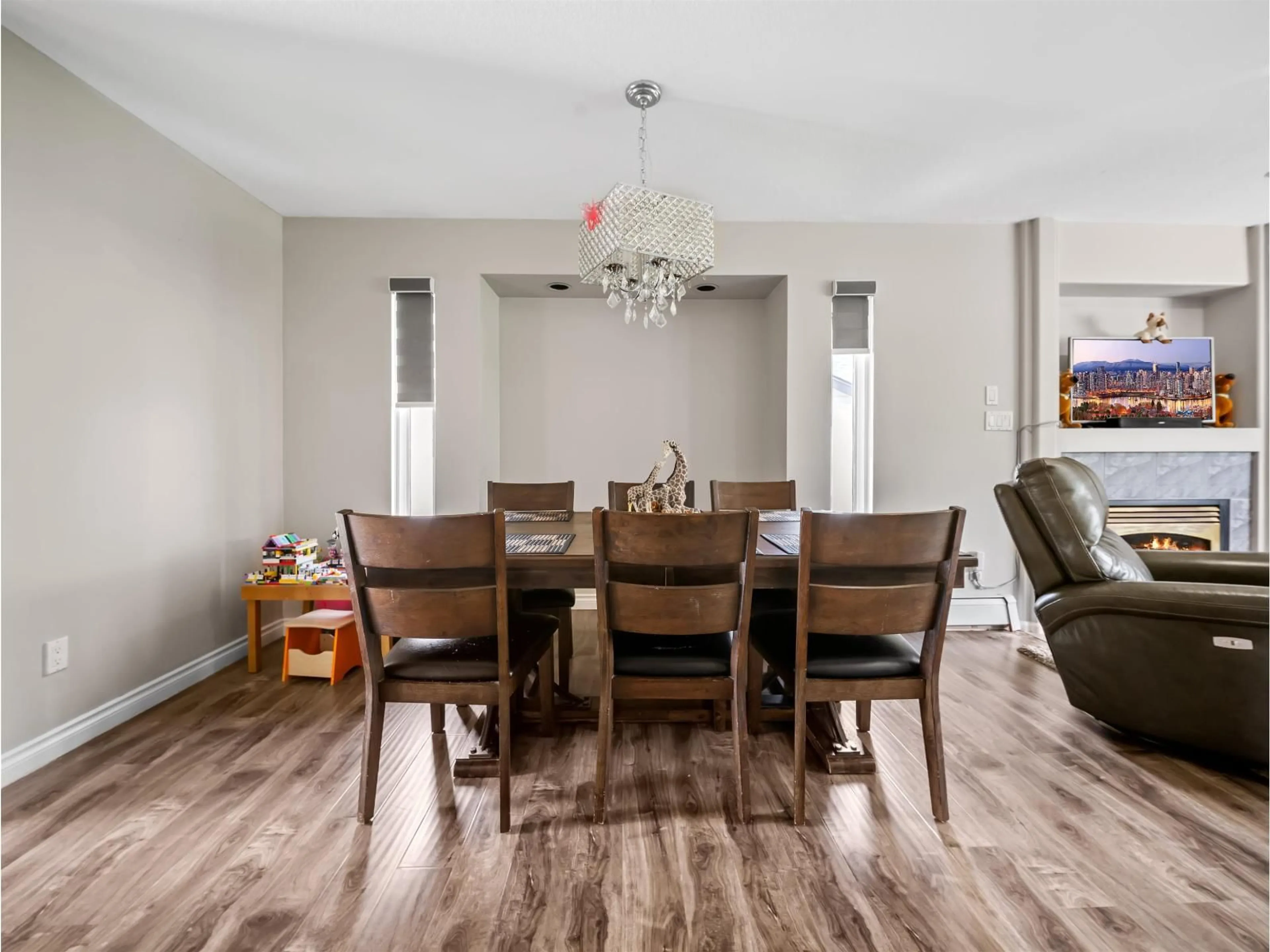 Dining room, wood/laminate floor for 33726 BEST AVENUE, Mission British Columbia V2V6Z9