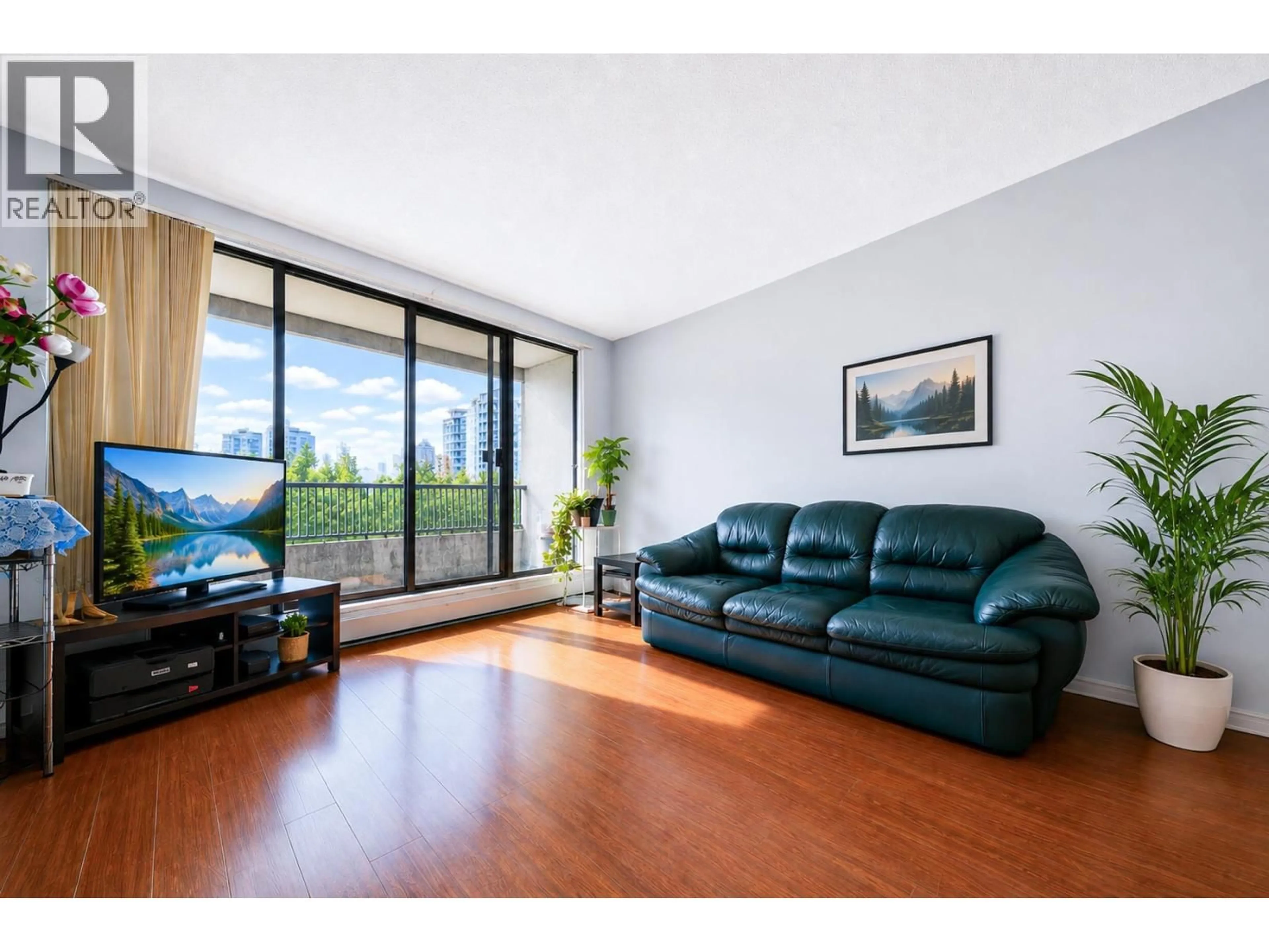 Living room with furniture, wood/laminate floor for 802 - 6595 WILLINGDON AVENUE, Burnaby British Columbia V5H4E5