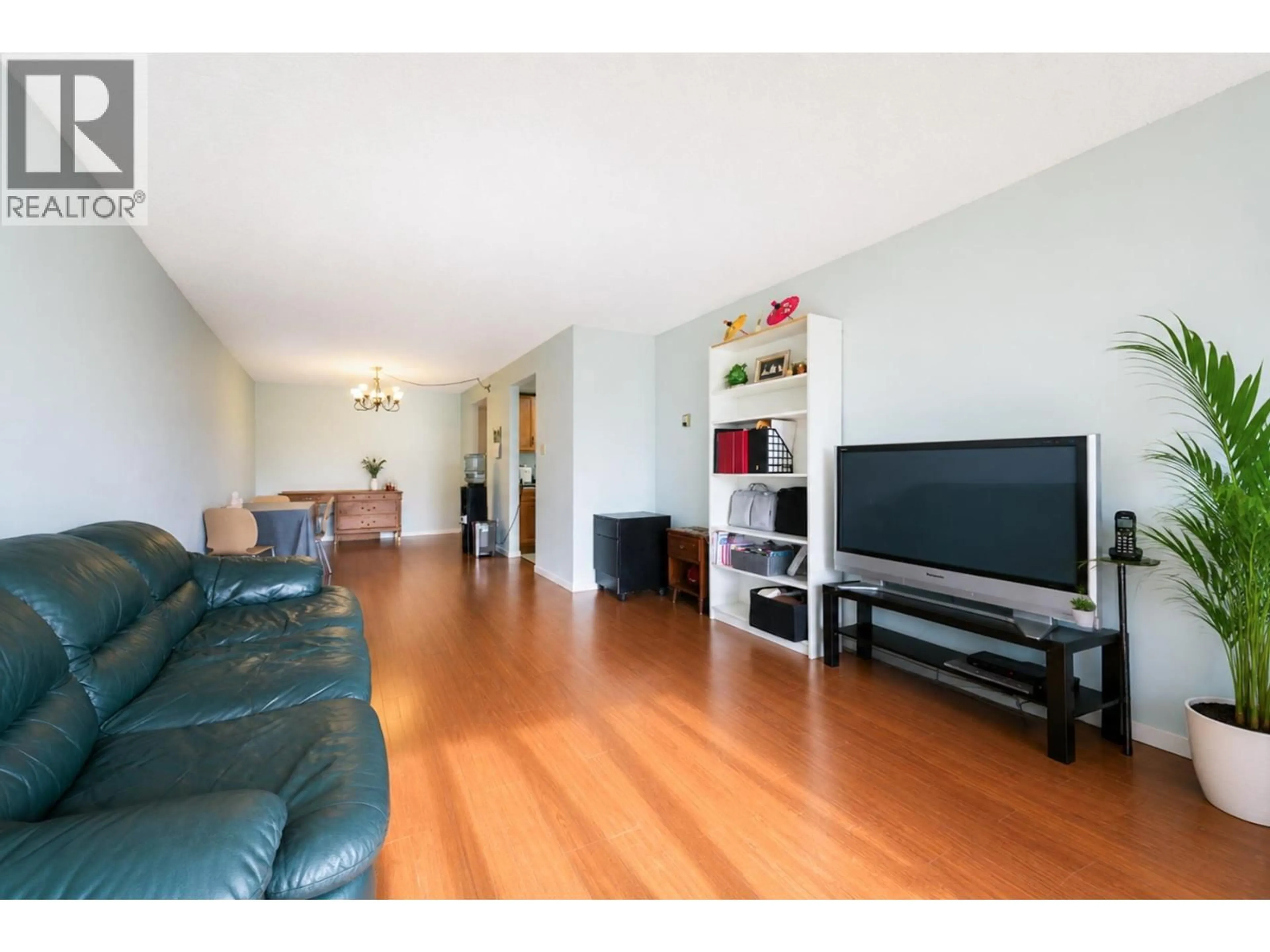 Living room with furniture, wood/laminate floor for 802 - 6595 WILLINGDON AVENUE, Burnaby British Columbia V5H4E5