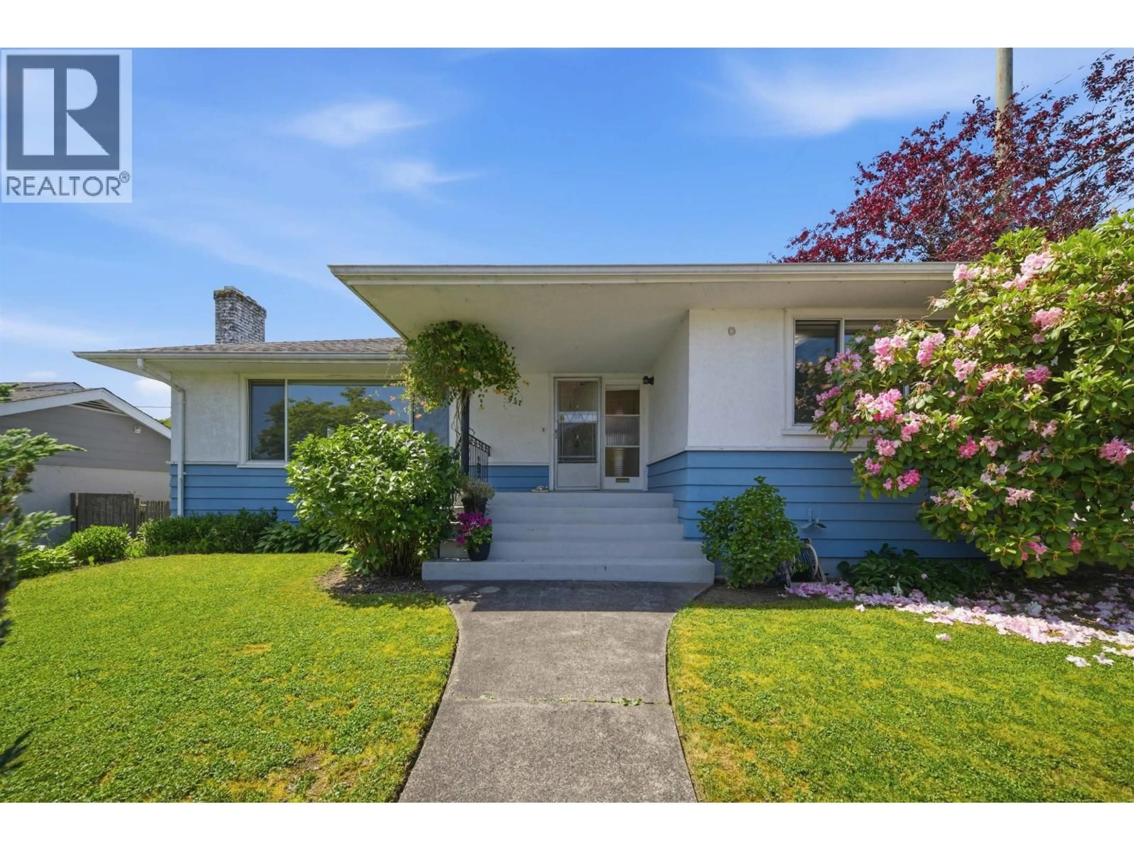 Home with vinyl exterior material, street for 937 CHESTNUT STREET, New Westminster British Columbia V3L4N4