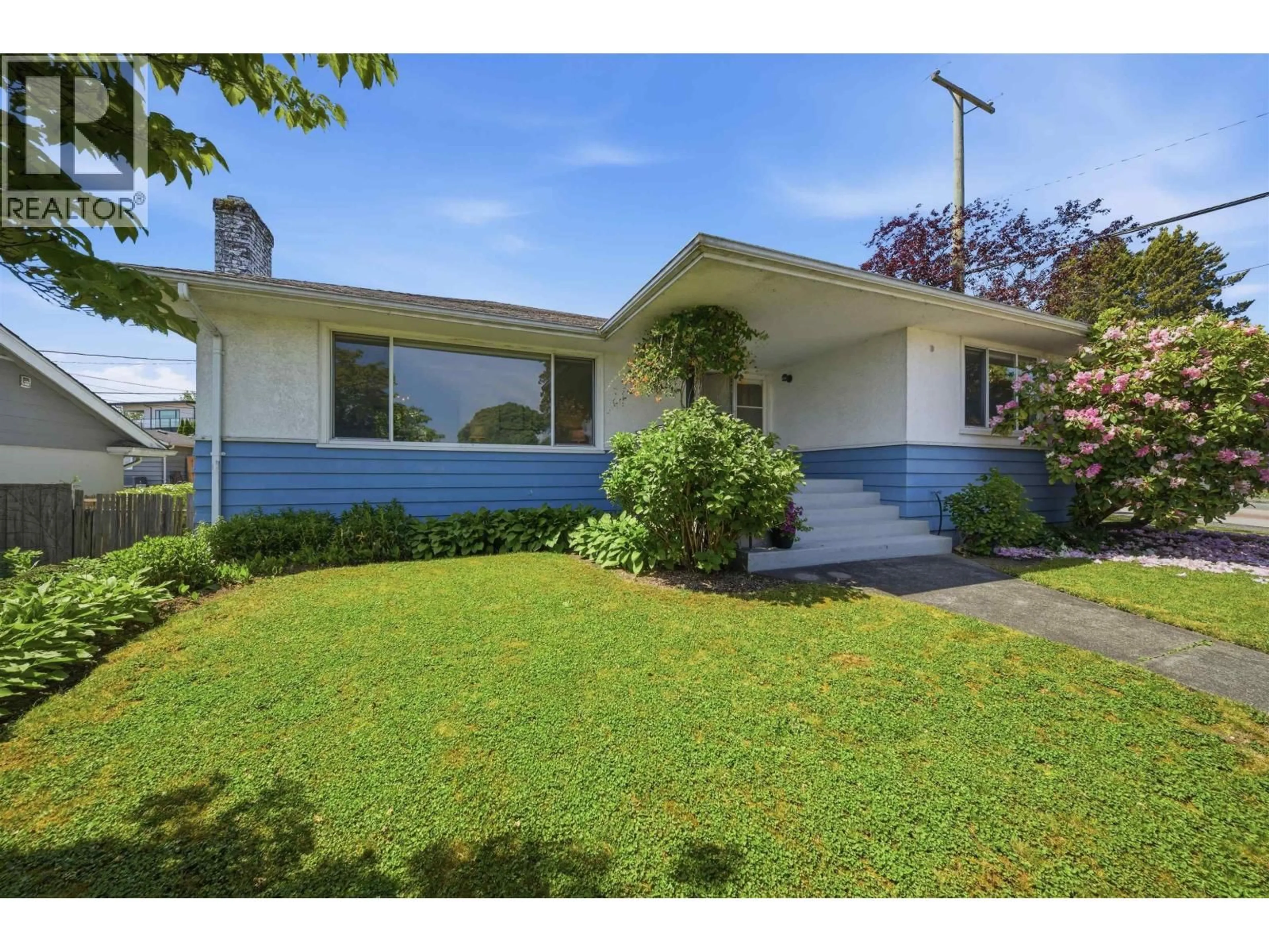 Home with vinyl exterior material, street for 937 CHESTNUT STREET, New Westminster British Columbia V3L4N4