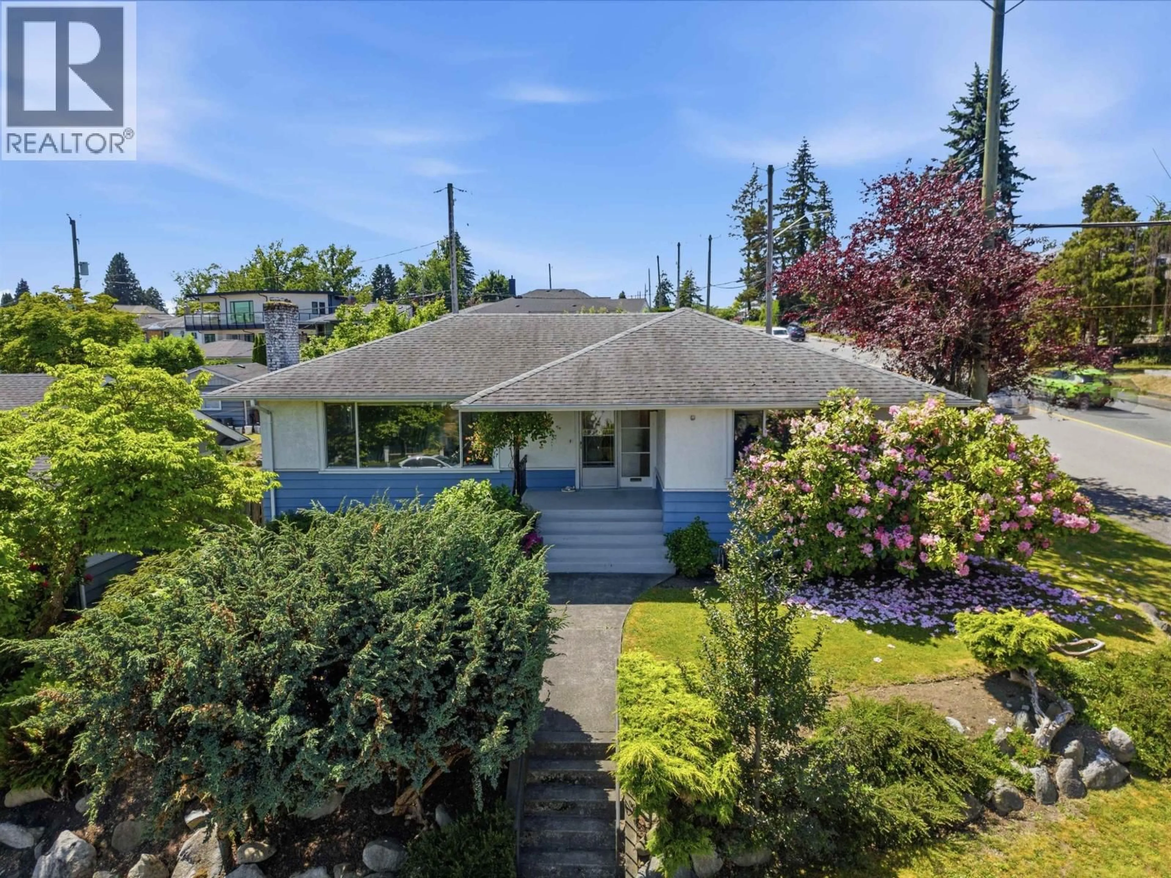 A pic from outside/outdoor area/front of a property/back of a property/a pic from drone, street for 937 CHESTNUT STREET, New Westminster British Columbia V3L4N4