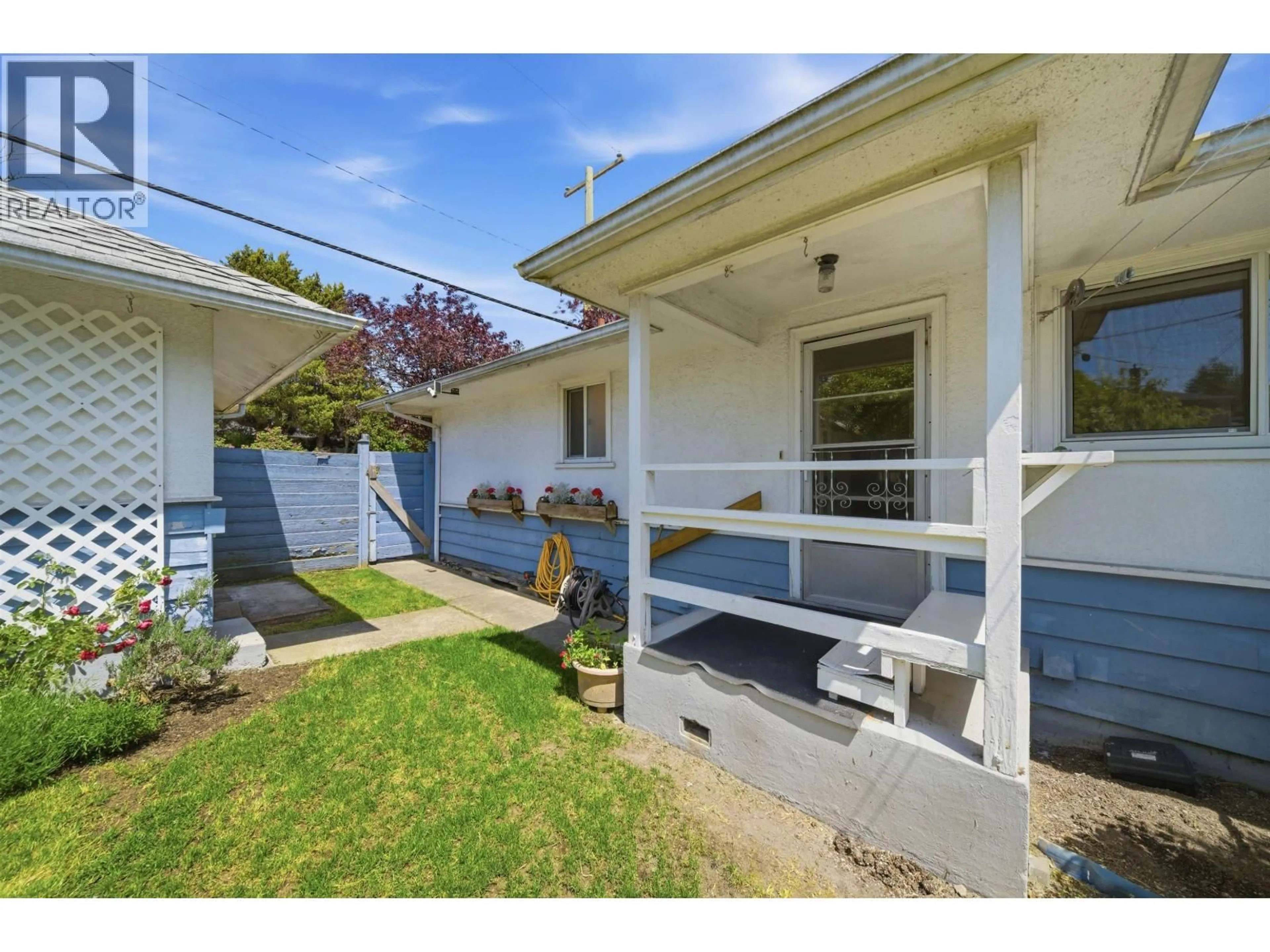 A pic from outside/outdoor area/front of a property/back of a property/a pic from drone, street for 937 CHESTNUT STREET, New Westminster British Columbia V3L4N4