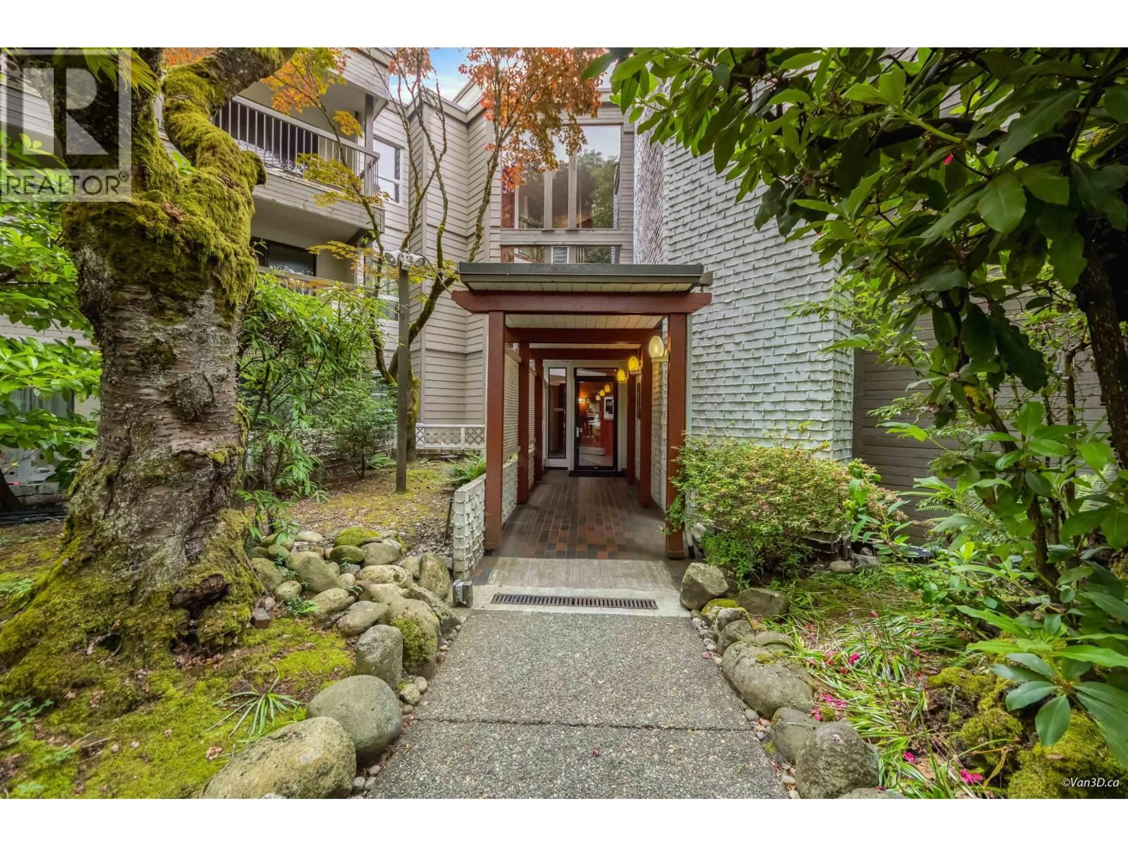 Indoor foyer for 103 - 340 NINTH STREET, New Westminster British Columbia V3M3V6