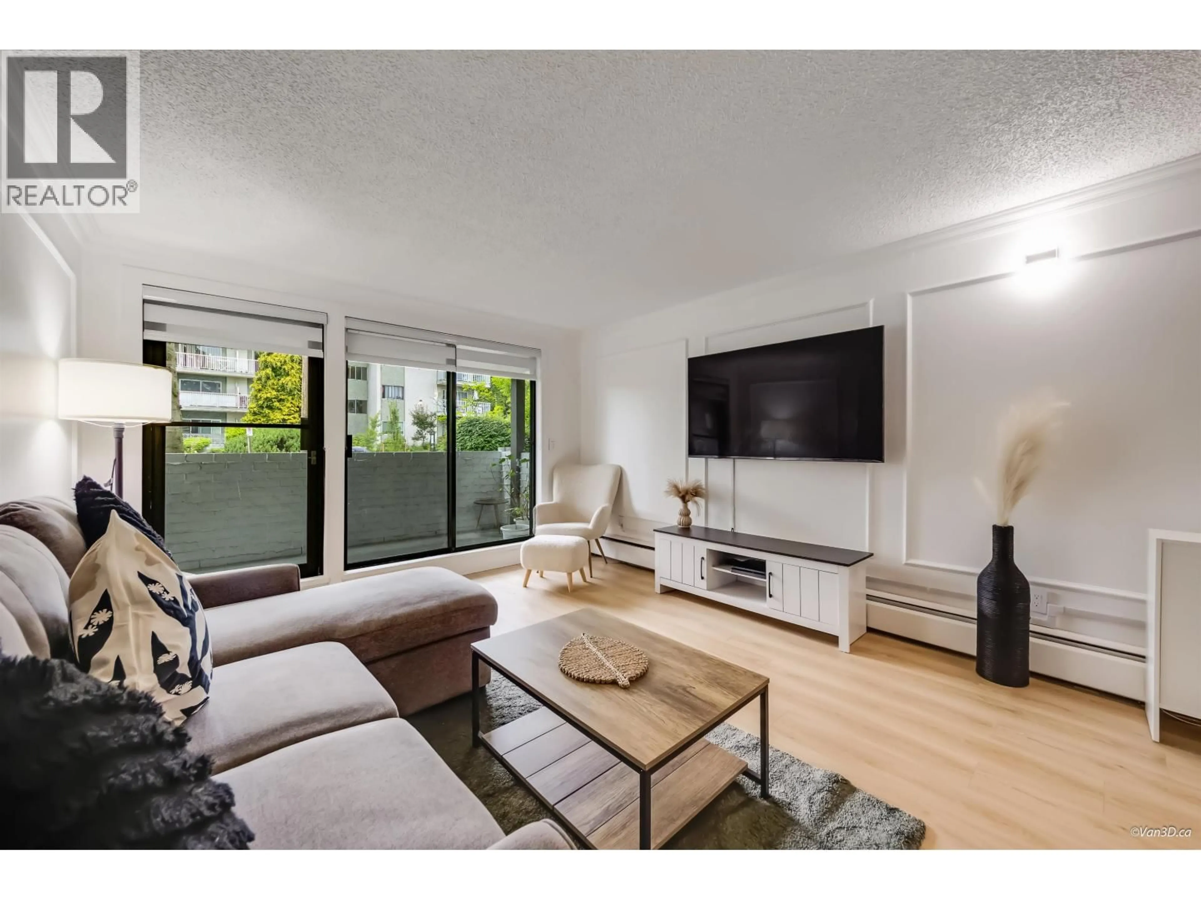 Living room with furniture, wood/laminate floor for 103 - 340 NINTH STREET, New Westminster British Columbia V3M3V6