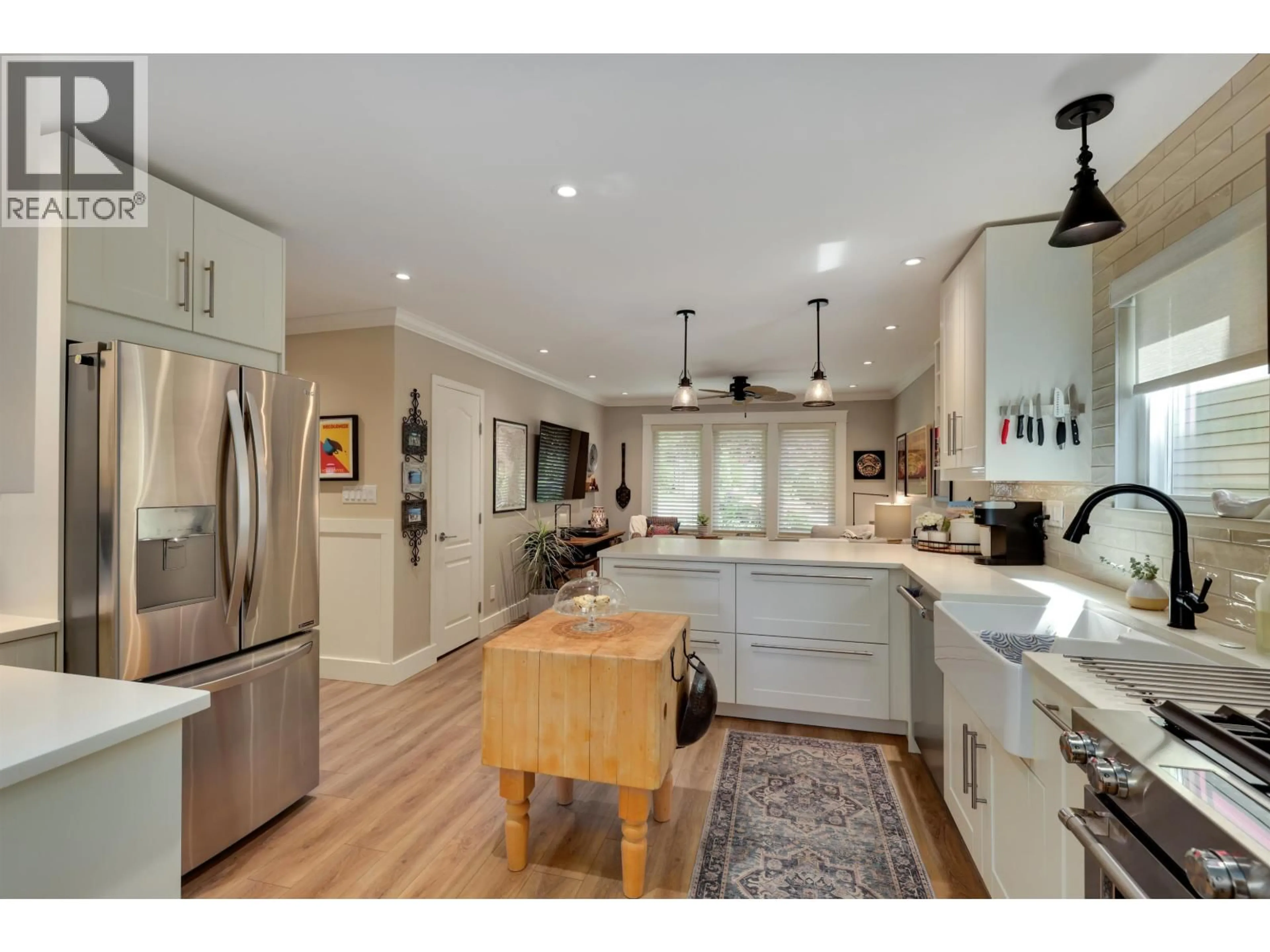 Open concept kitchen, wood/laminate floor for 3821 LONSDALE AVENUE, North Vancouver British Columbia V7N3K8