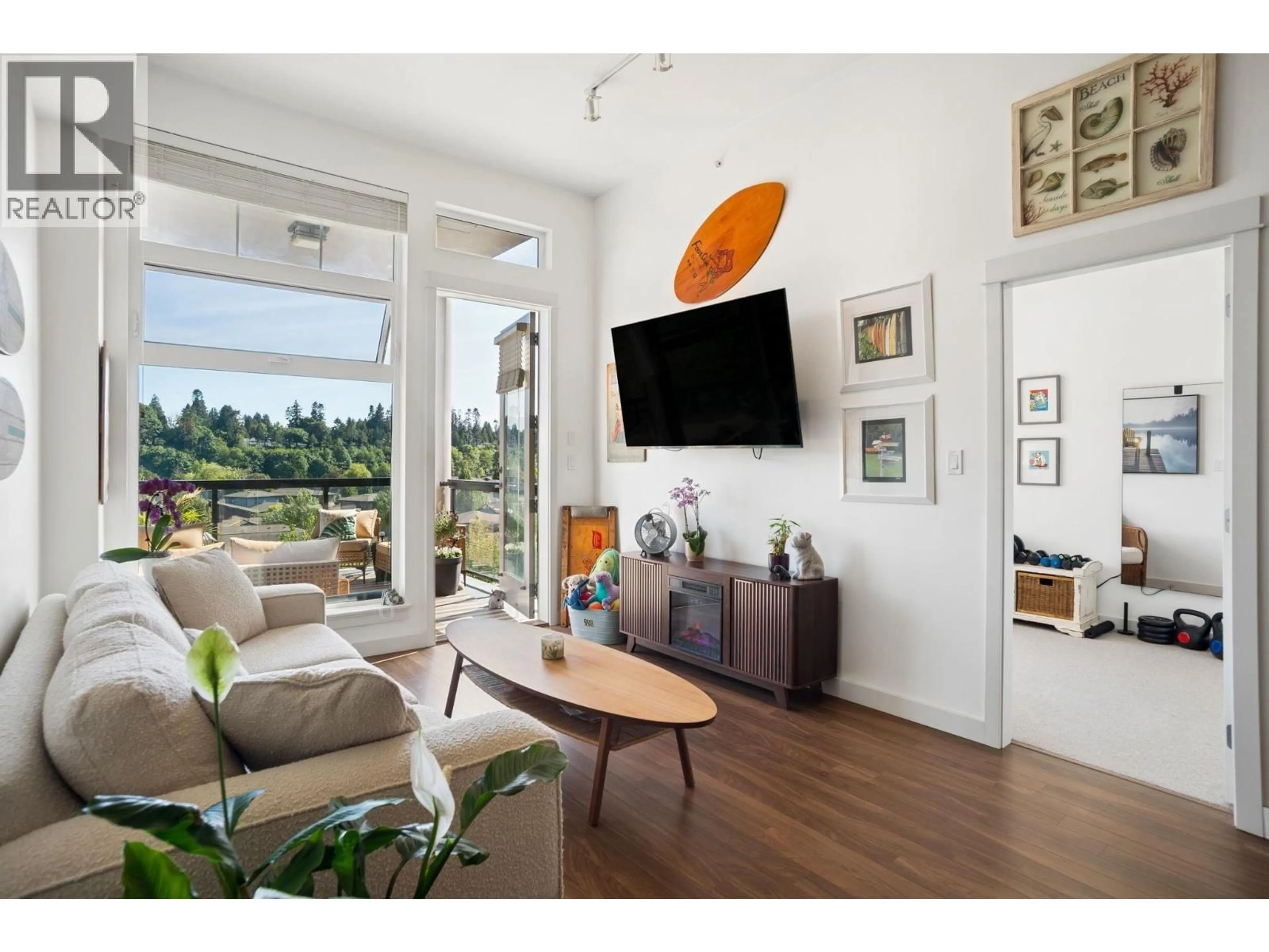 Living room with furniture, wood/laminate floor for 514 - 5055 SPRINGS BOULEVARD, Tsawwassen British Columbia V4M0A5