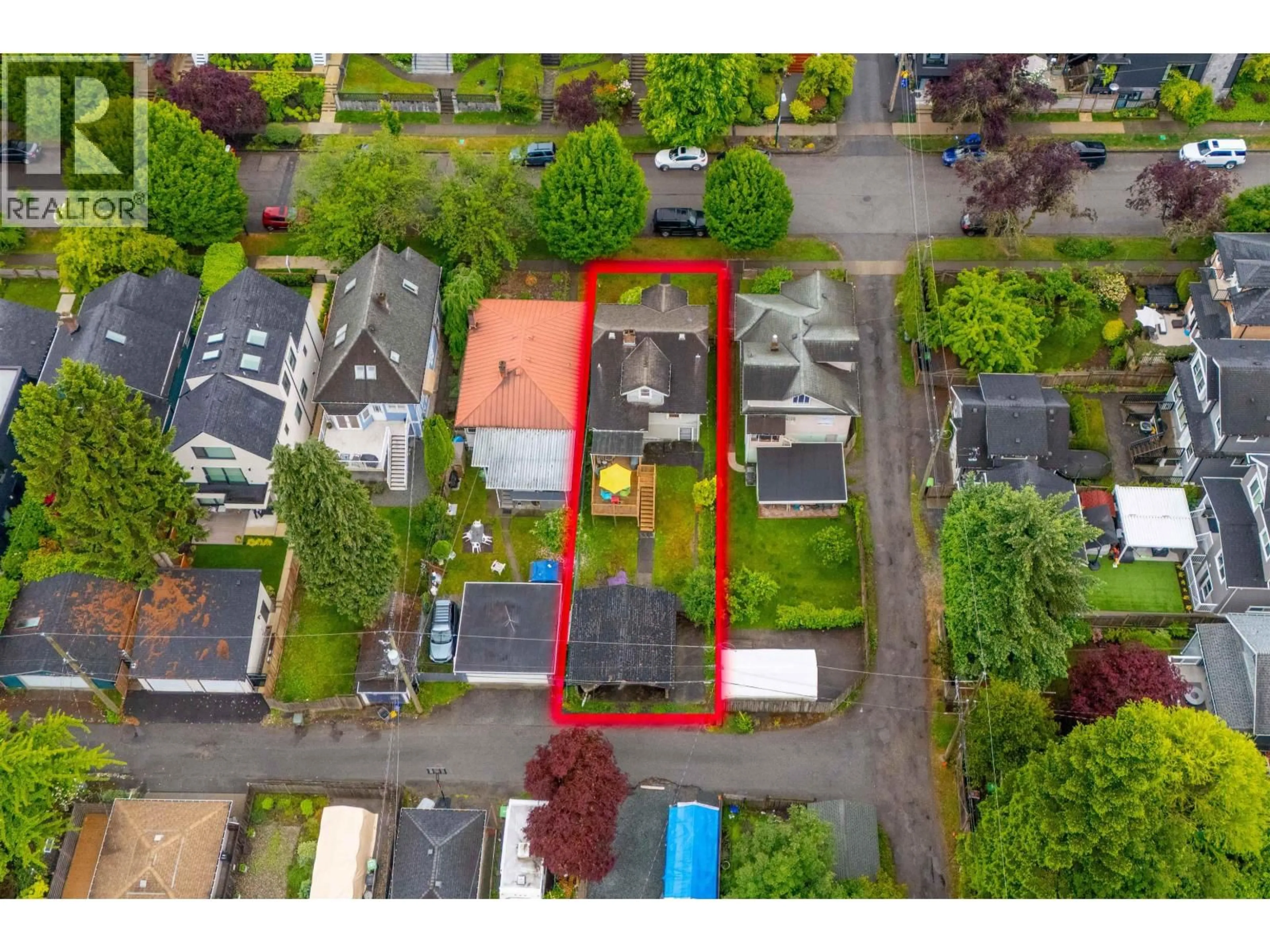 A pic from outside/outdoor area/front of a property/back of a property/a pic from drone, street for 423 37TH AVENUE, Vancouver British Columbia V5W1E8