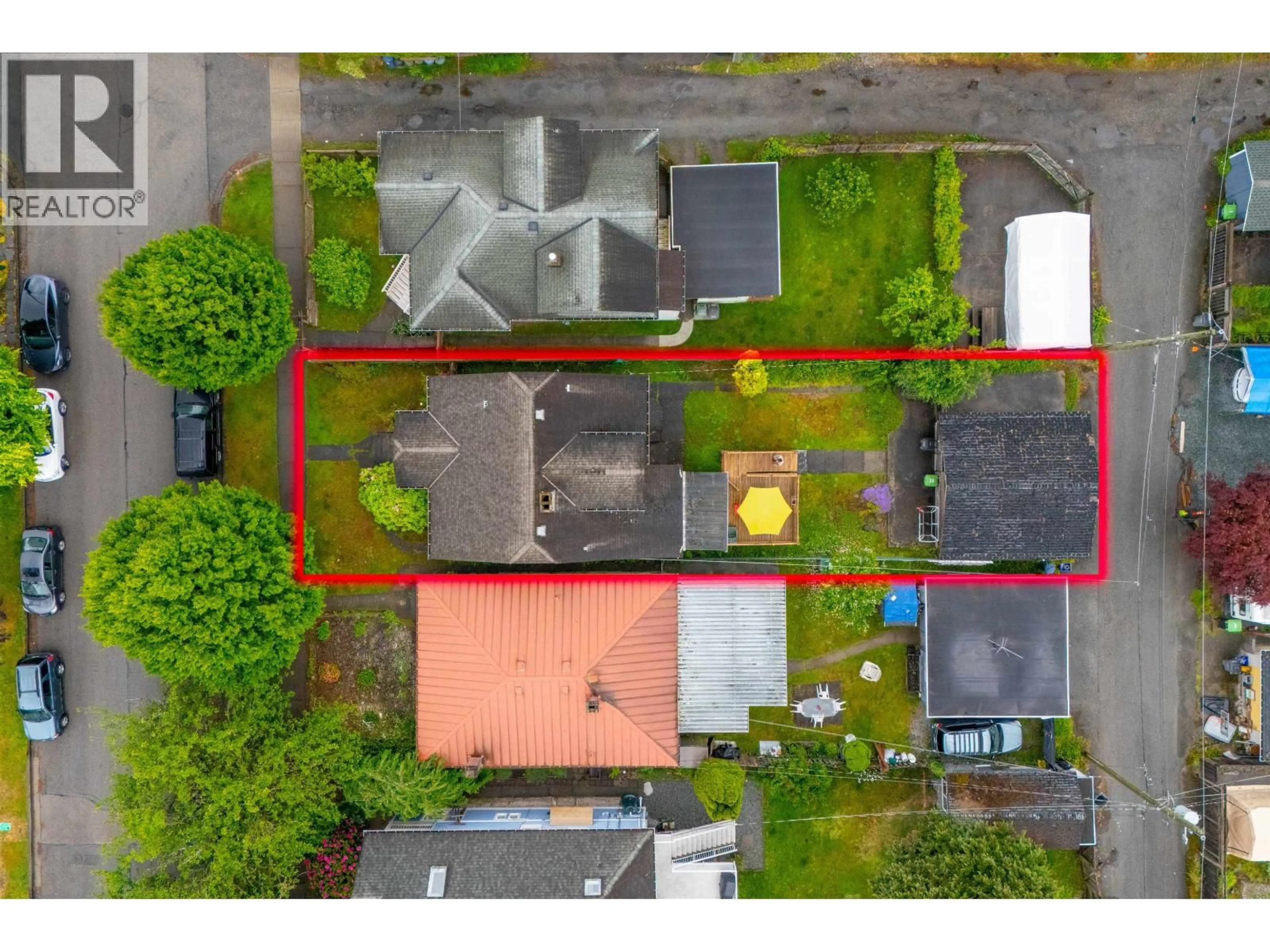 A pic from outside/outdoor area/front of a property/back of a property/a pic from drone, street for 423 37TH AVENUE, Vancouver British Columbia V5W1E8