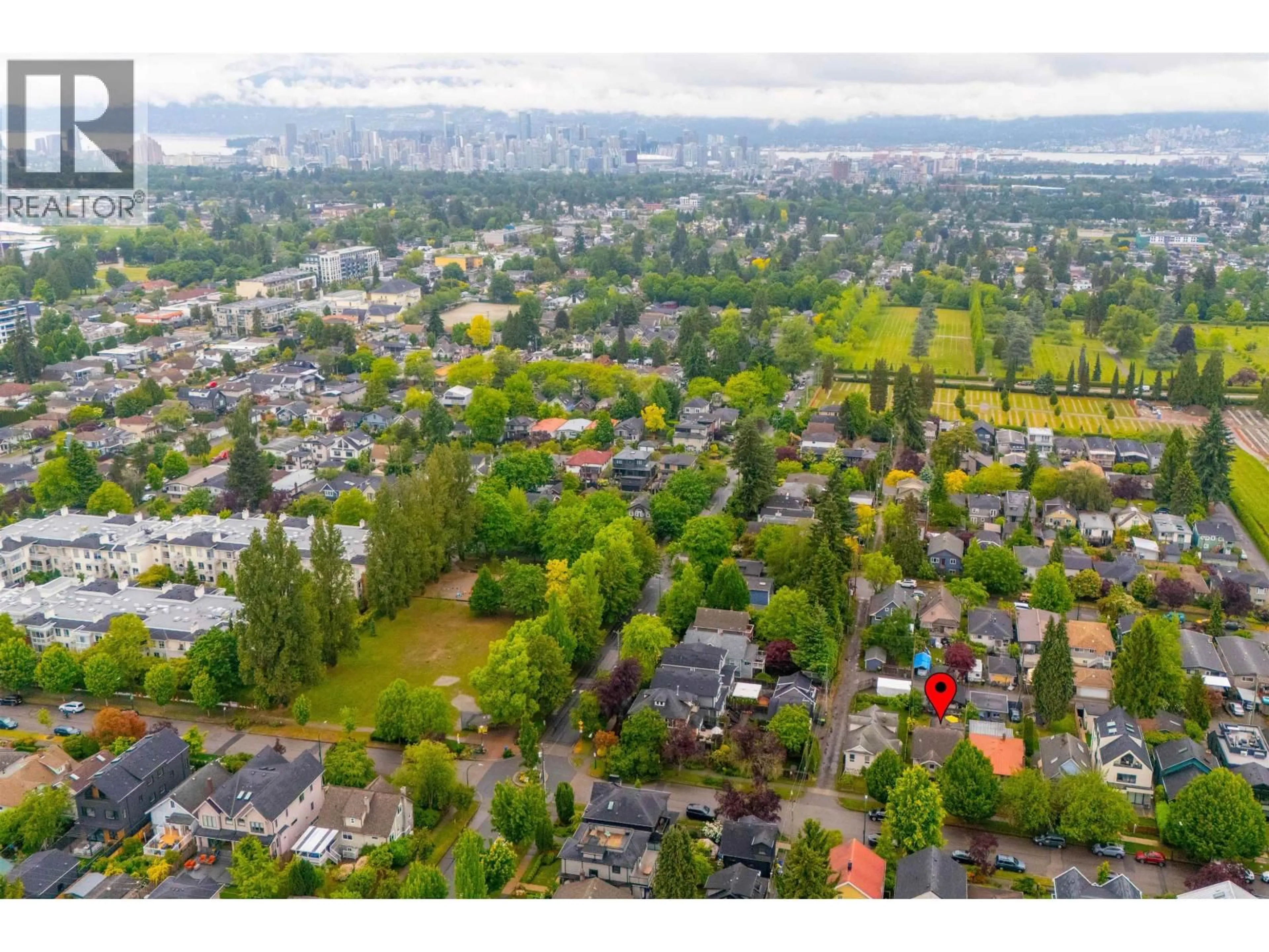 A pic from outside/outdoor area/front of a property/back of a property/a pic from drone, unknown for 423 37TH AVENUE, Vancouver British Columbia V5W1E8