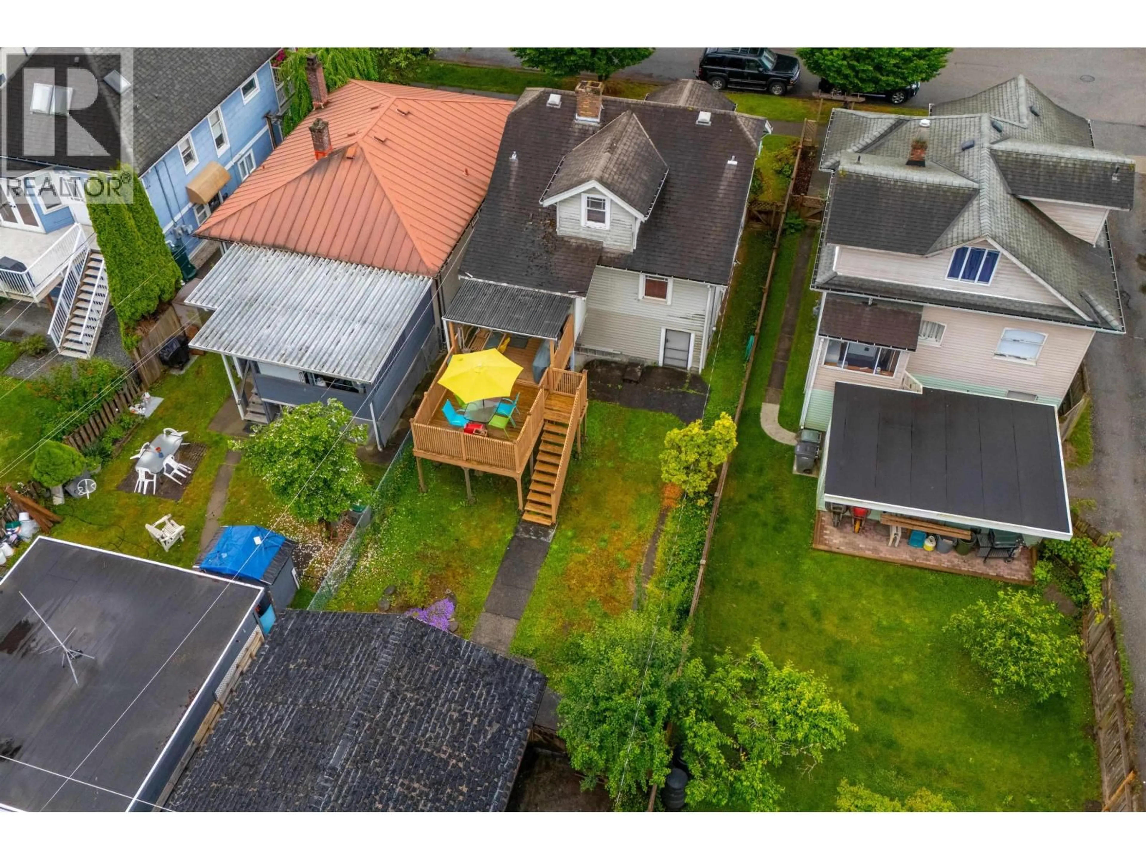 A pic from outside/outdoor area/front of a property/back of a property/a pic from drone, street for 423 37TH AVENUE, Vancouver British Columbia V5W1E8
