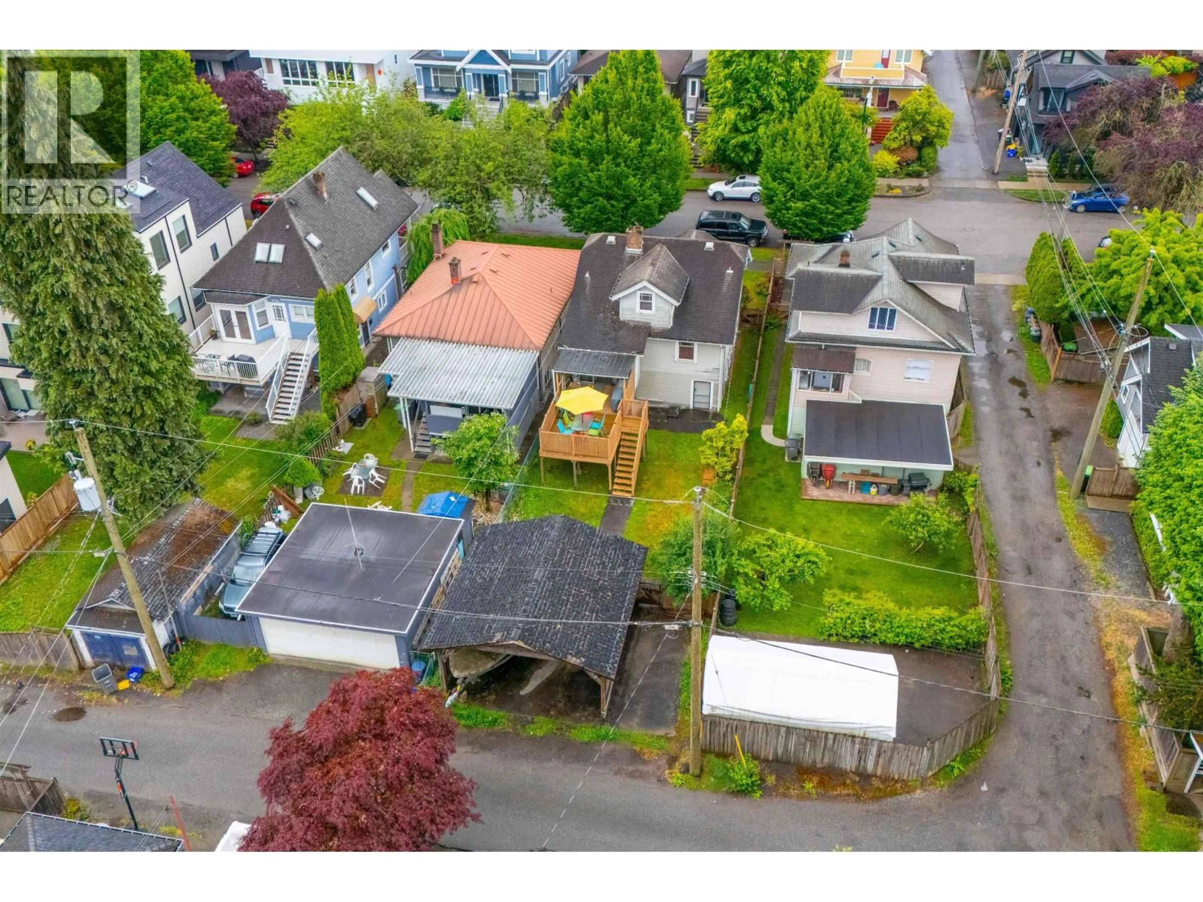 A pic from outside/outdoor area/front of a property/back of a property/a pic from drone, street for 423 37TH AVENUE, Vancouver British Columbia V5W1E8